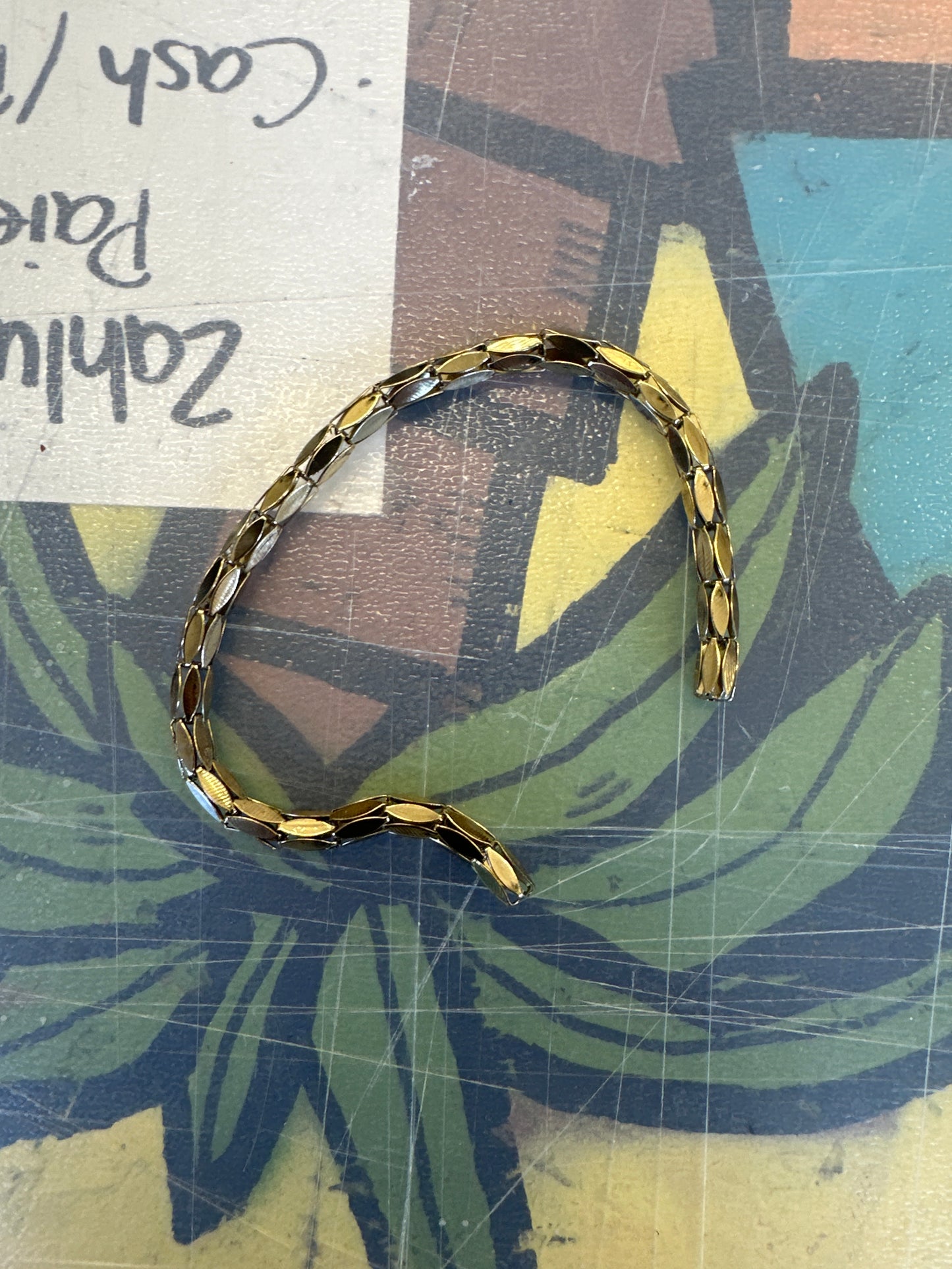 White and golden bracelettes