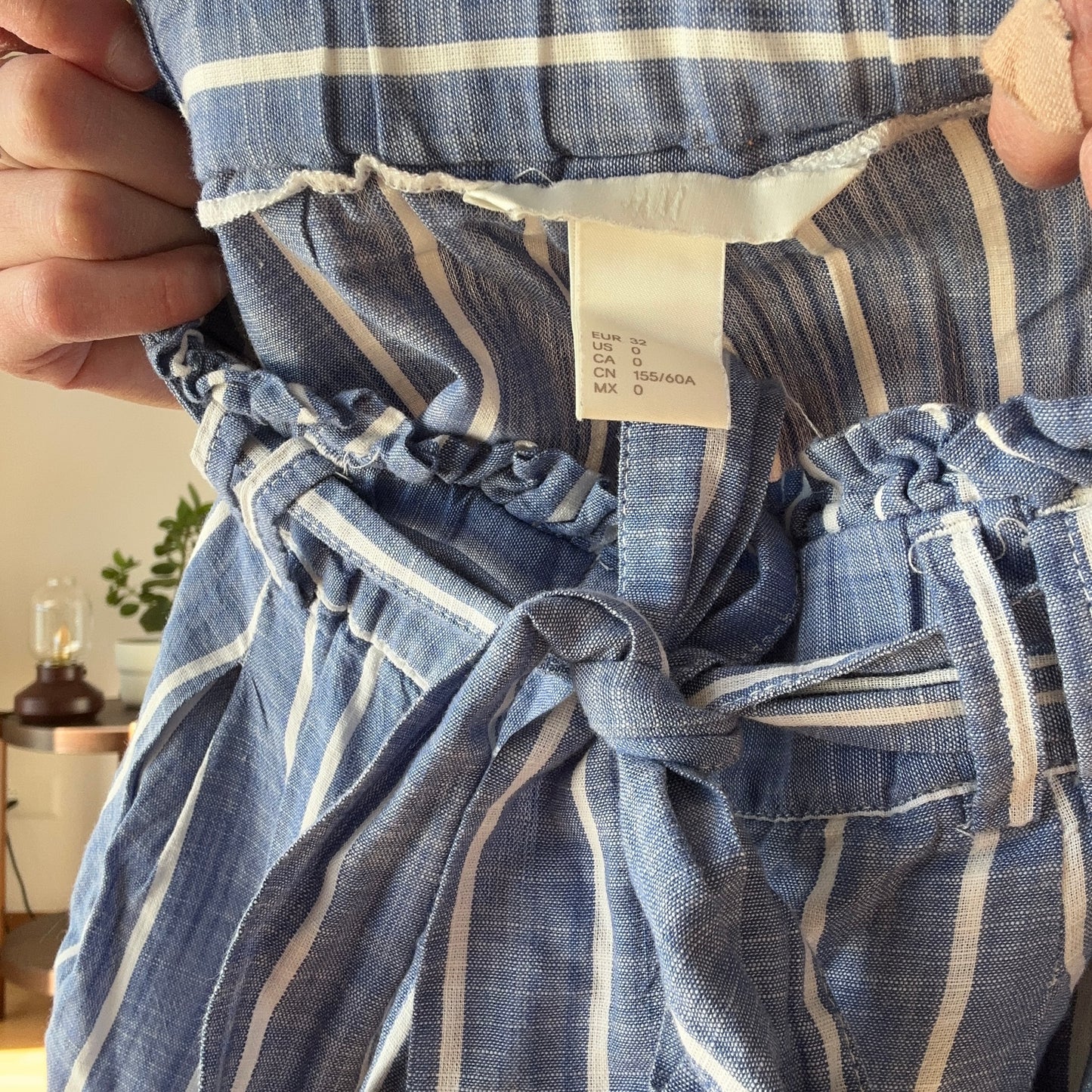 Short bleu à rayures blanches