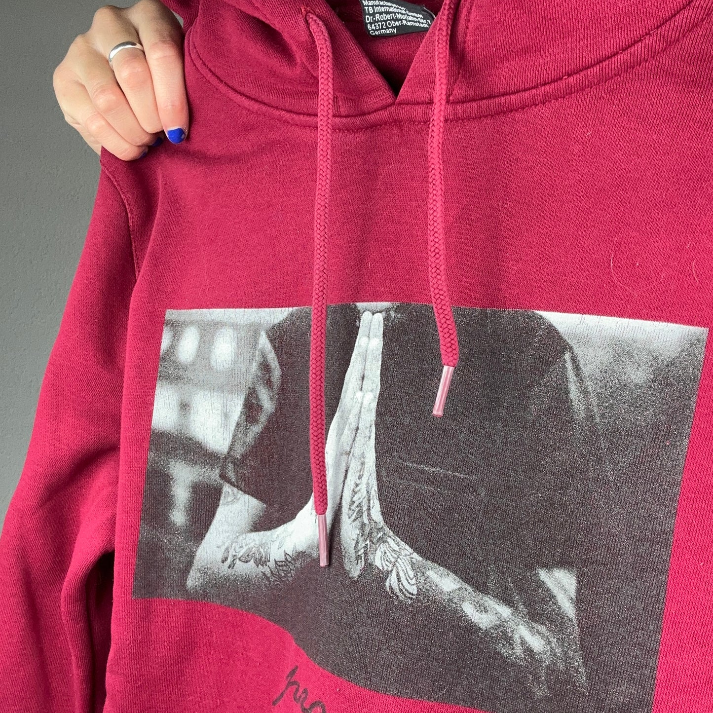 Sweat à capuche Red Mister Tee avec imprimé sur le devant | Bern