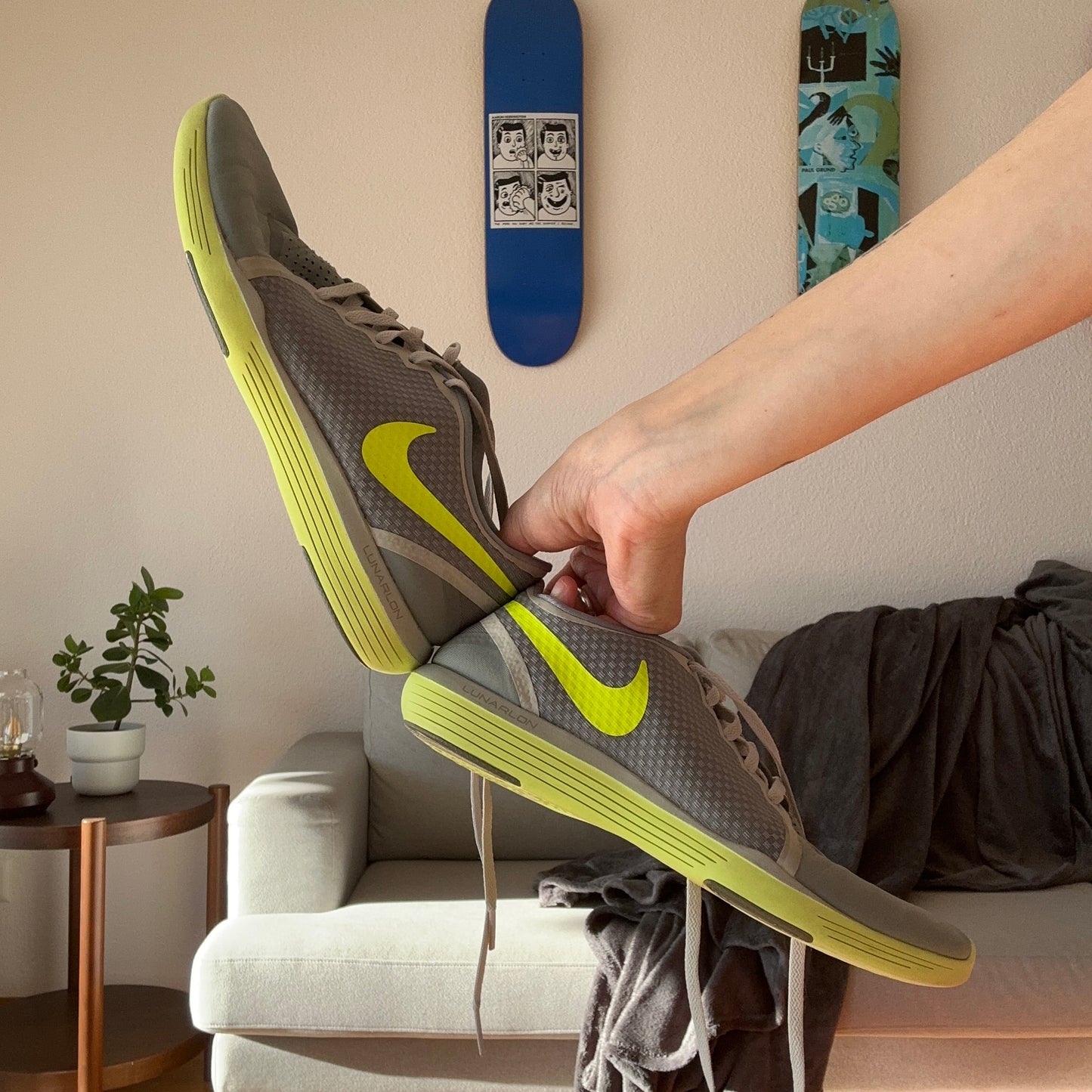 Graue und neongelbe Nike-Schuhe