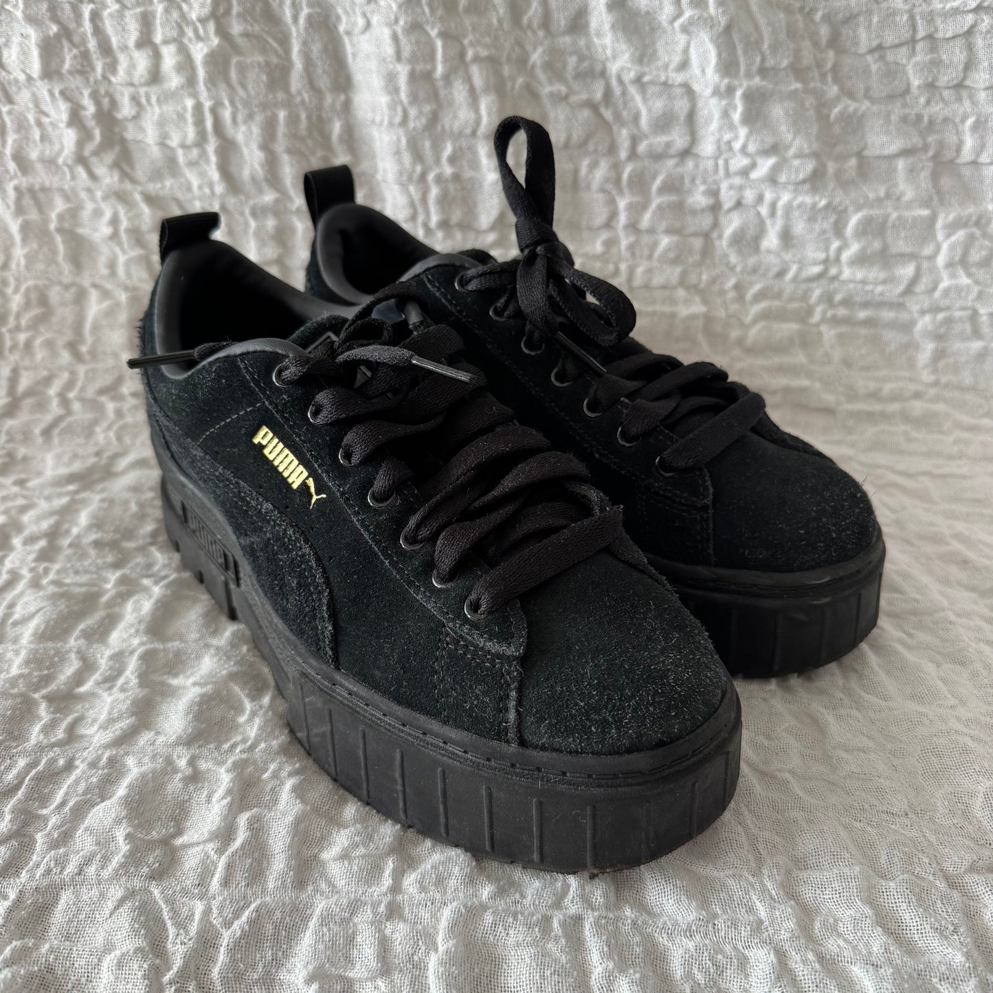 Schwarze Puma-Schuhe