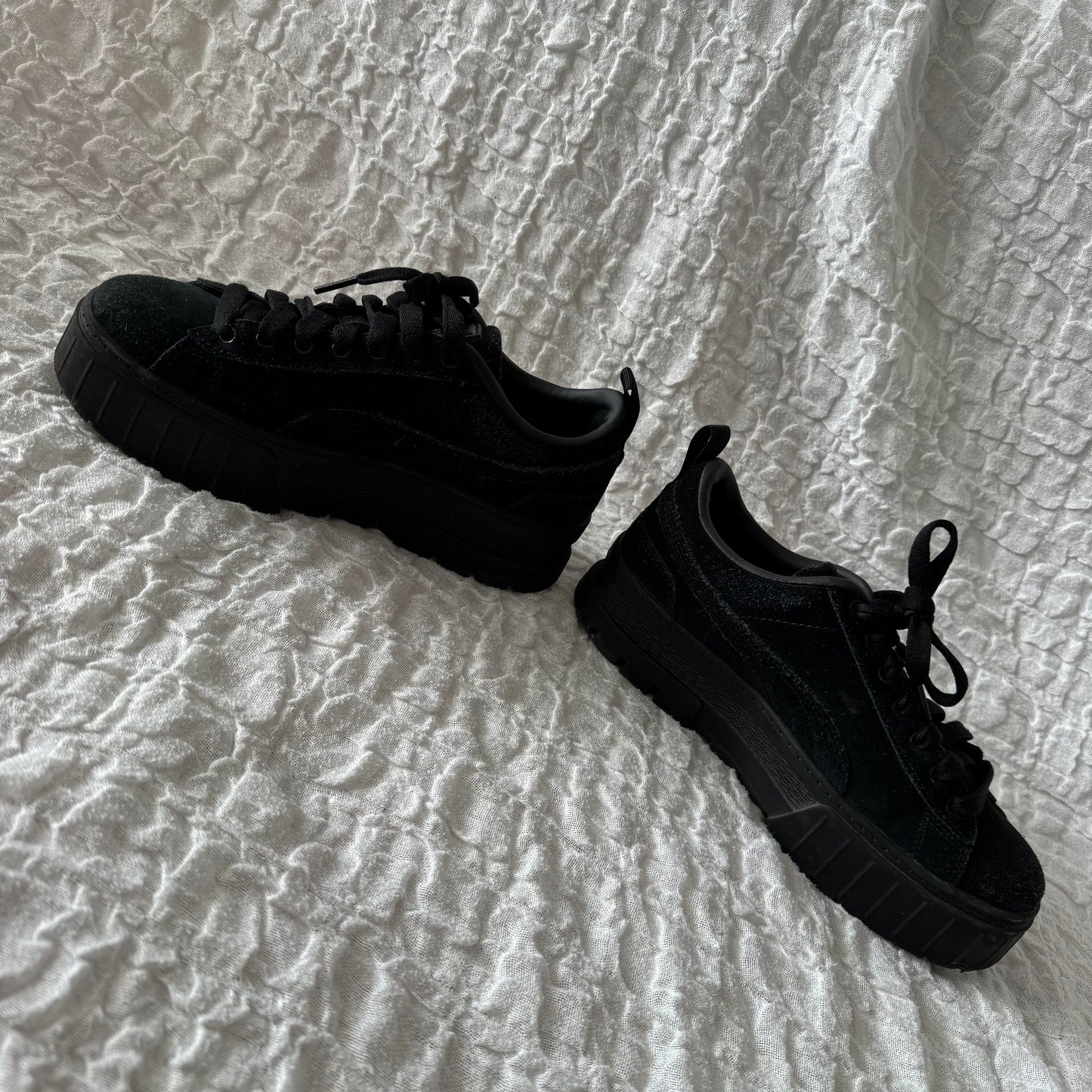 Schwarze Puma-Schuhe