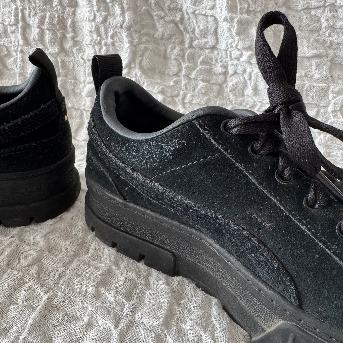 Schwarze Puma-Schuhe