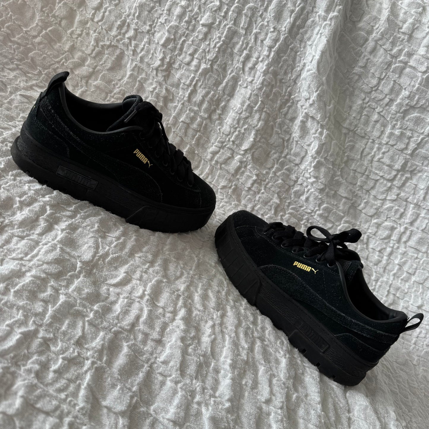 Schwarze Puma-Schuhe