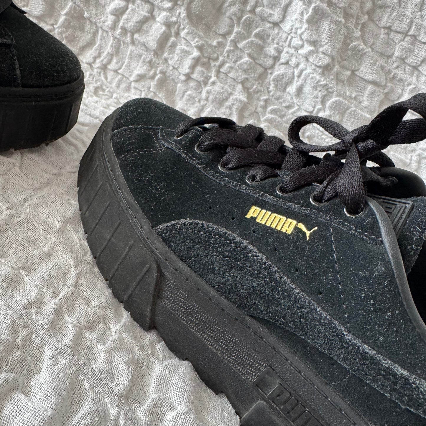 Schwarze Puma-Schuhe