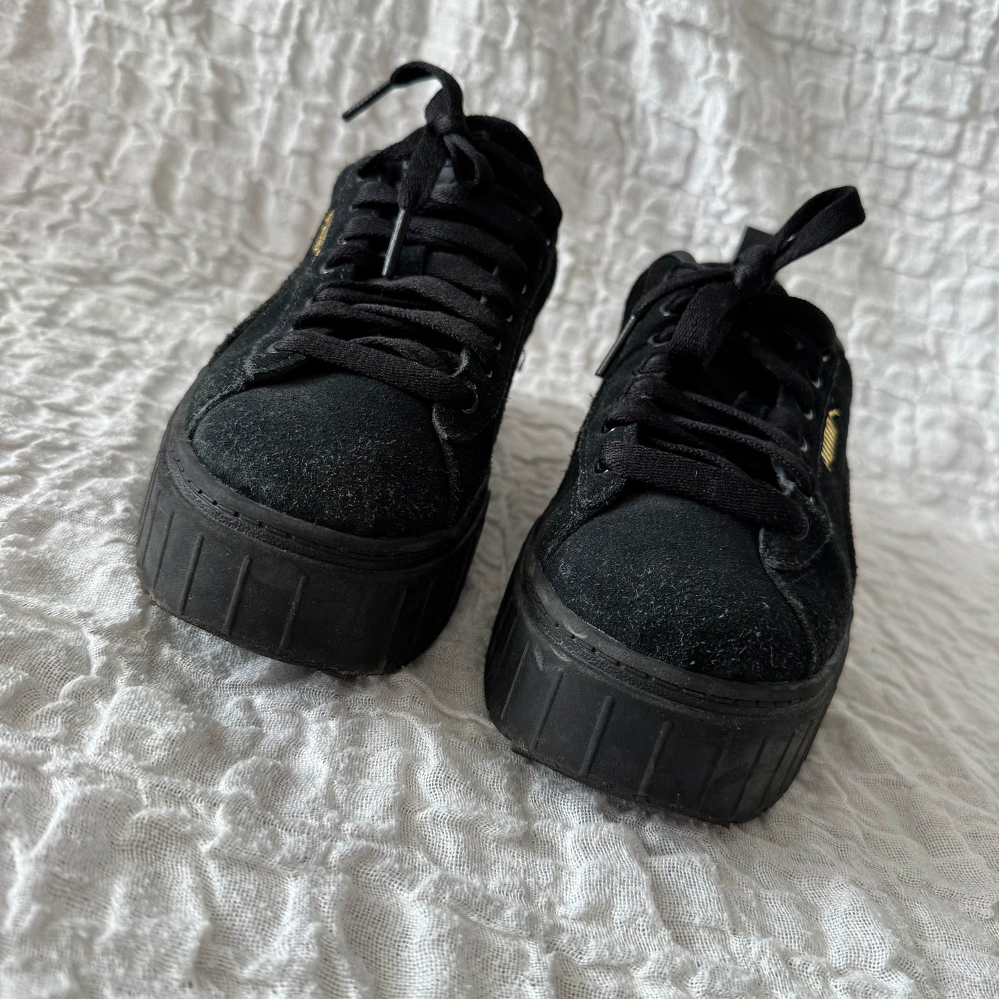 Schwarze Puma-Schuhe