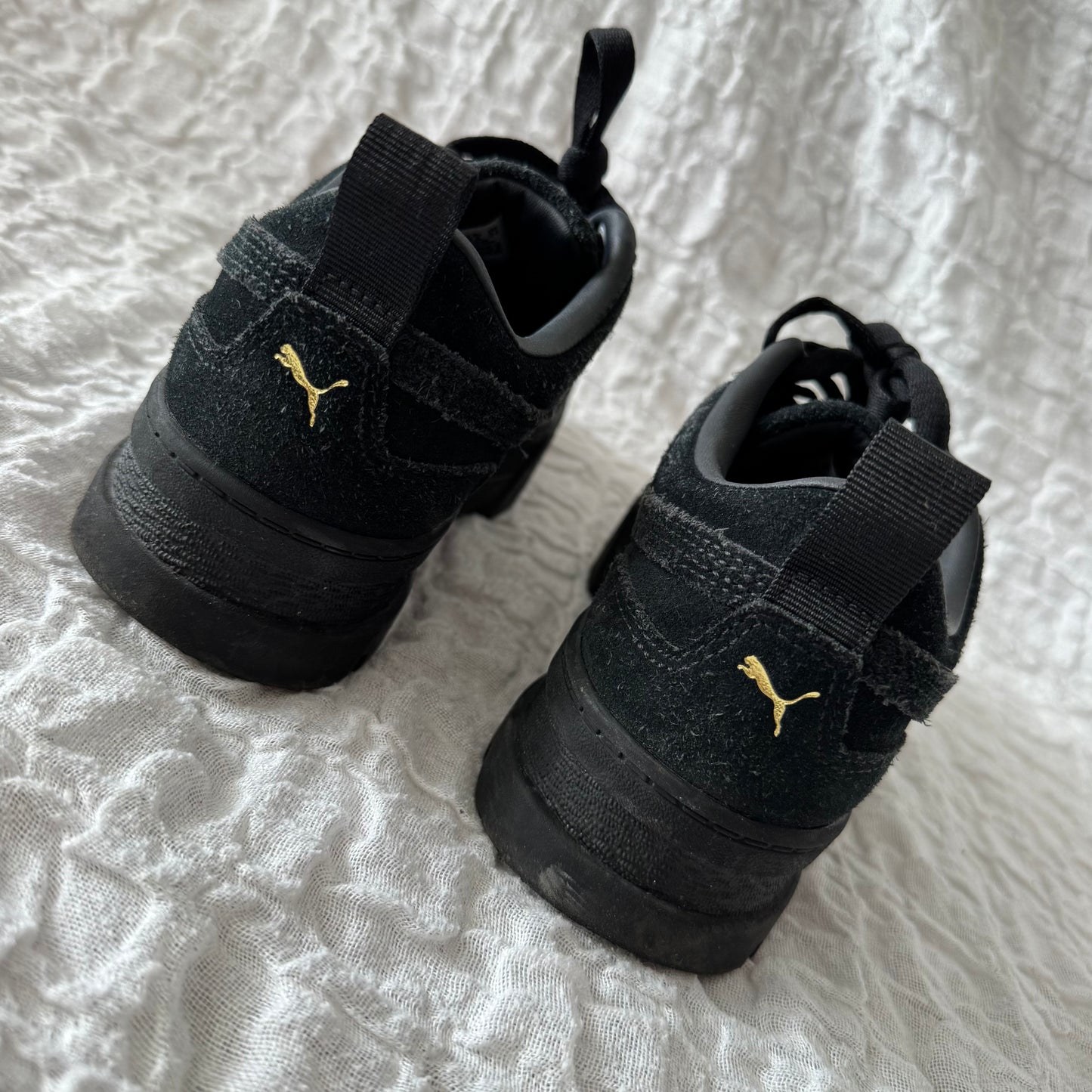Schwarze Puma-Schuhe