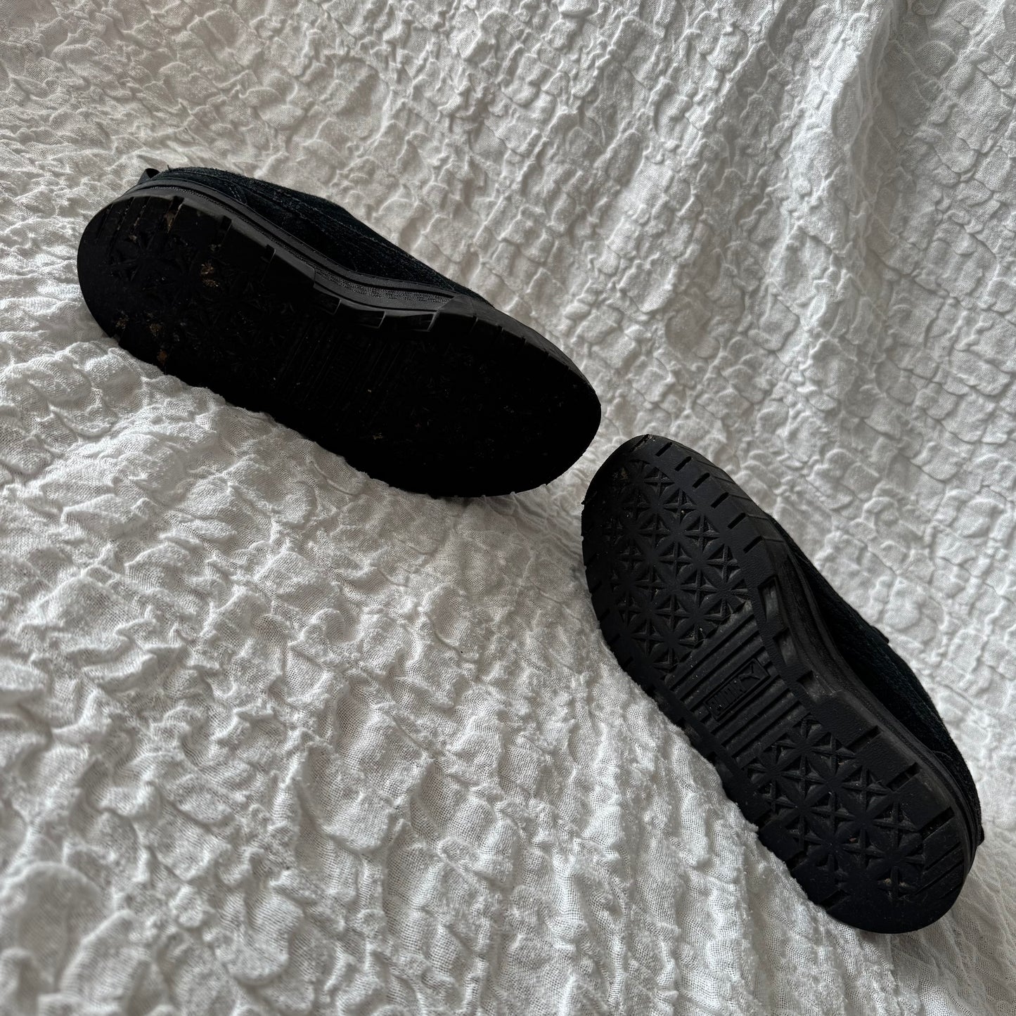 Schwarze Puma-Schuhe