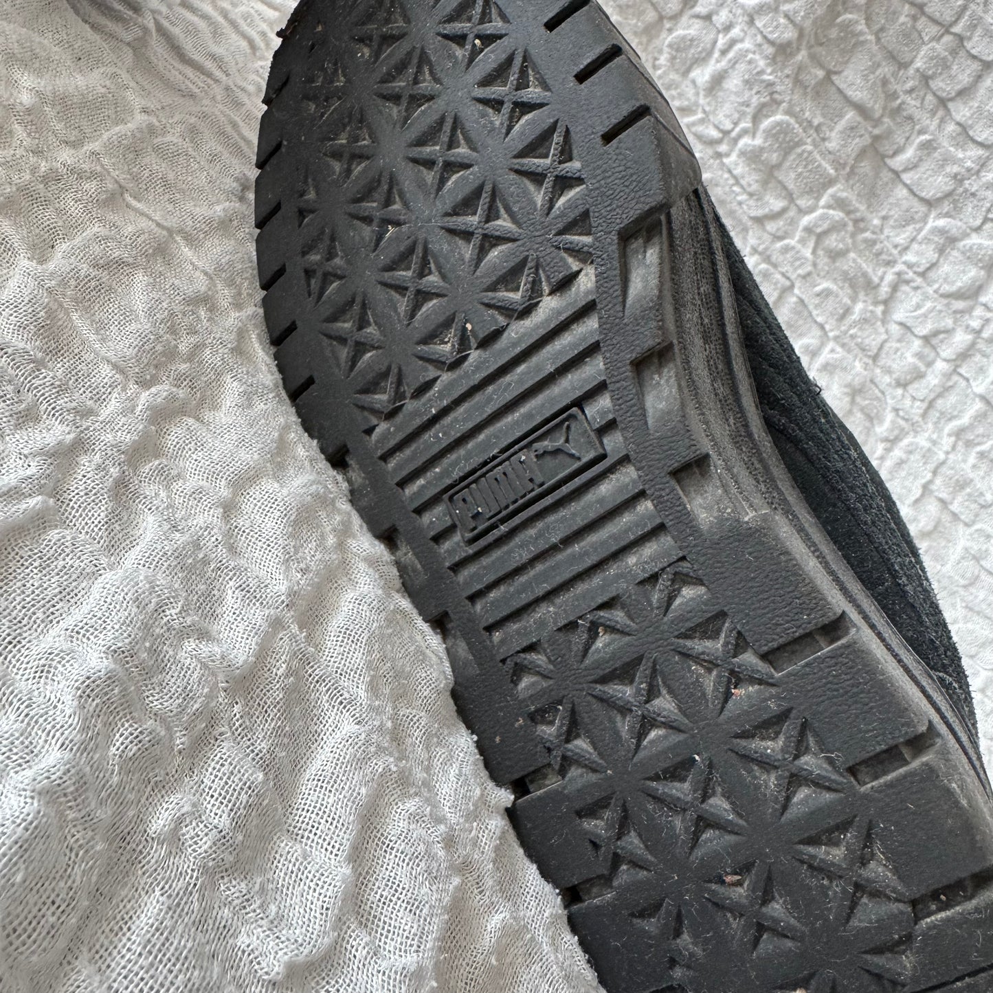 Schwarze Puma-Schuhe