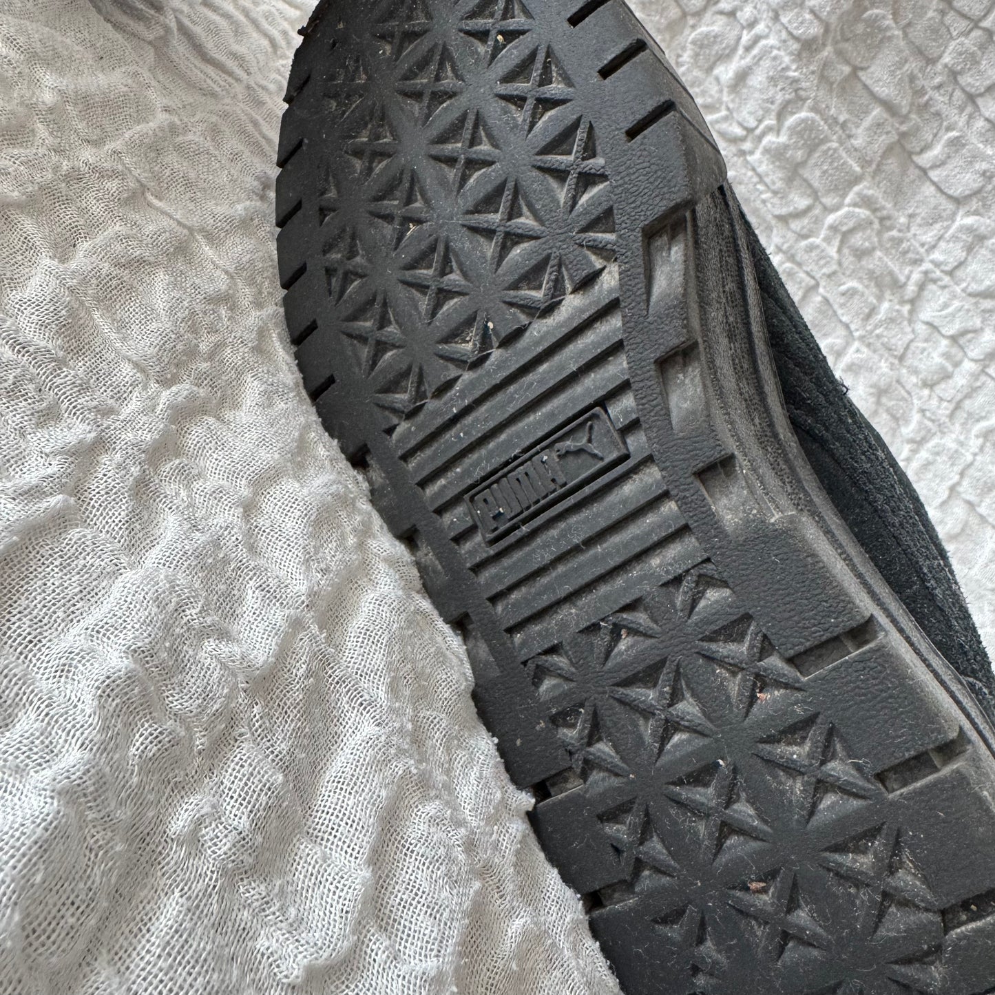 Schwarze Puma-Schuhe