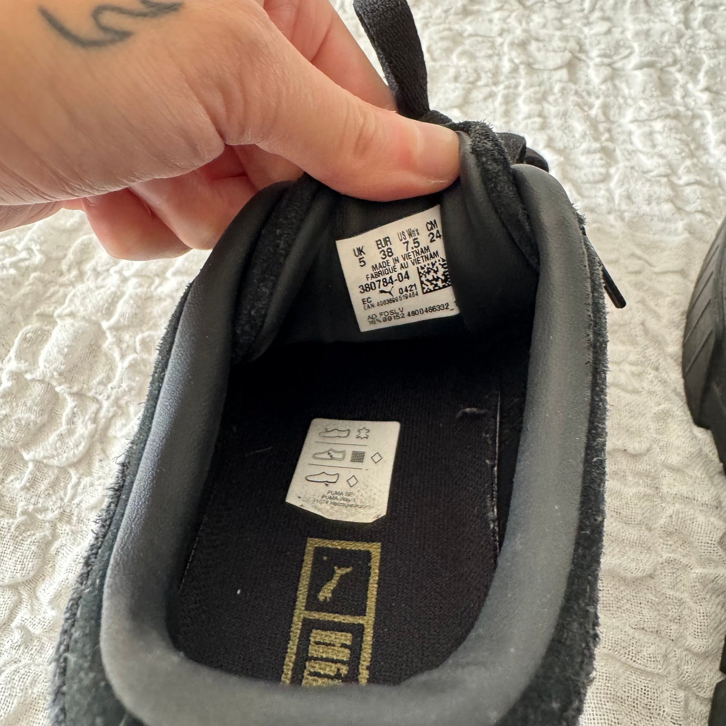 Schwarze Puma-Schuhe