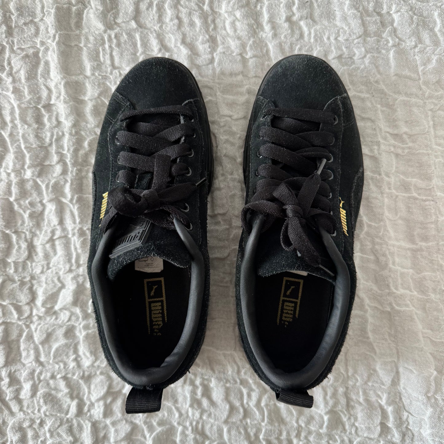 Schwarze Puma-Schuhe