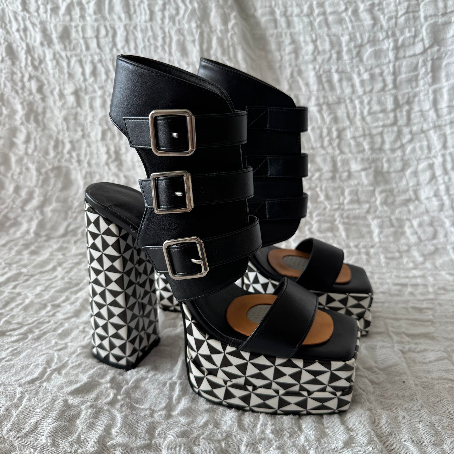 Schwarz-weiße High Heels