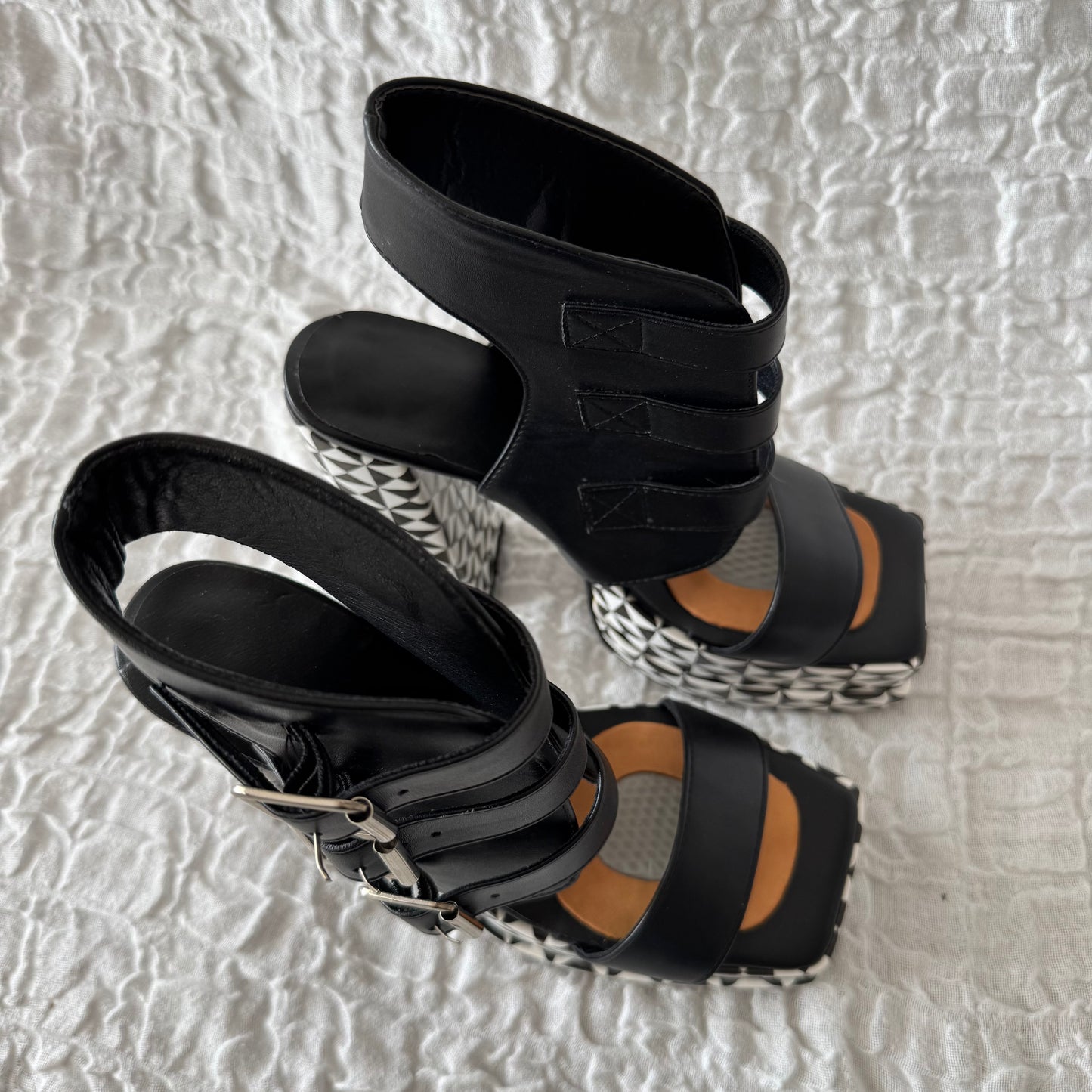 Schwarz-weiße High Heels