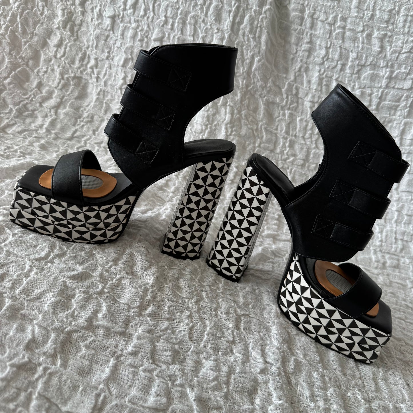 Schwarz-weiße High Heels