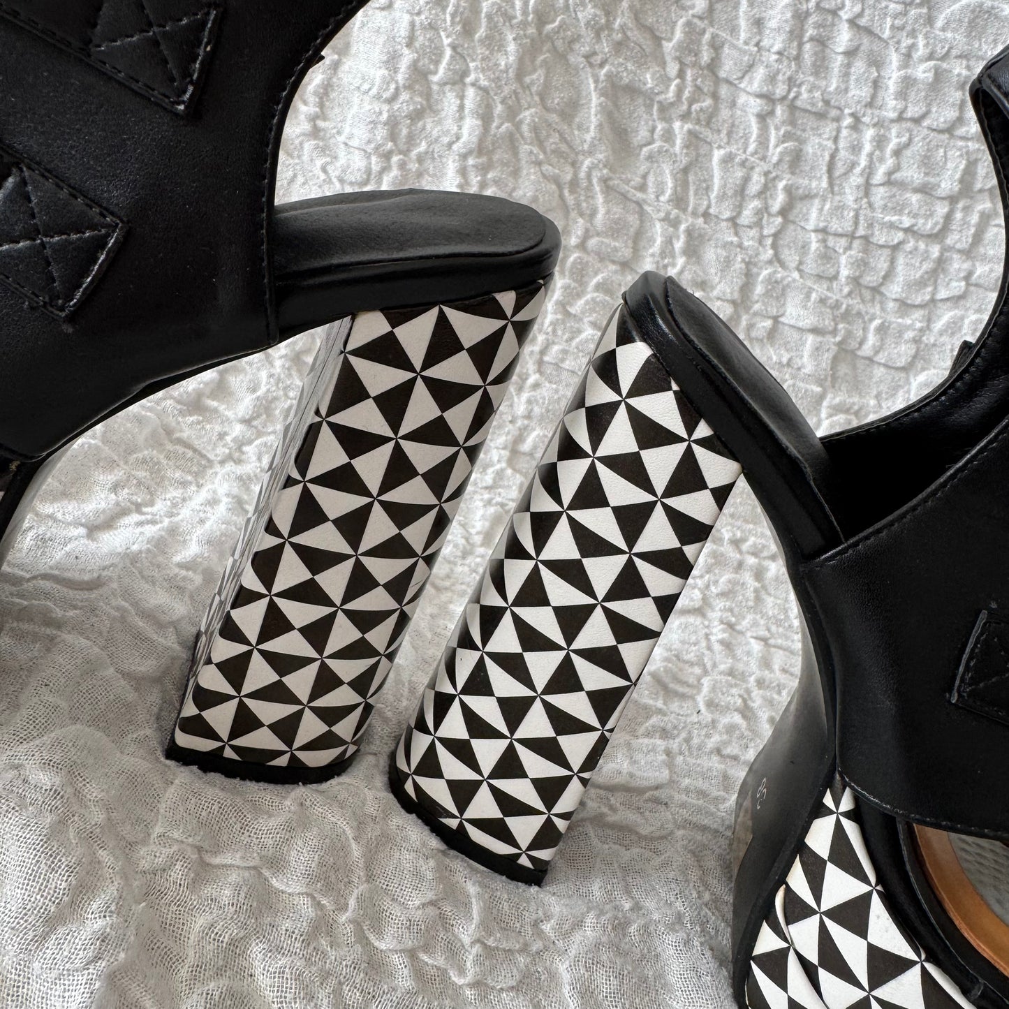 Schwarz-weiße High Heels