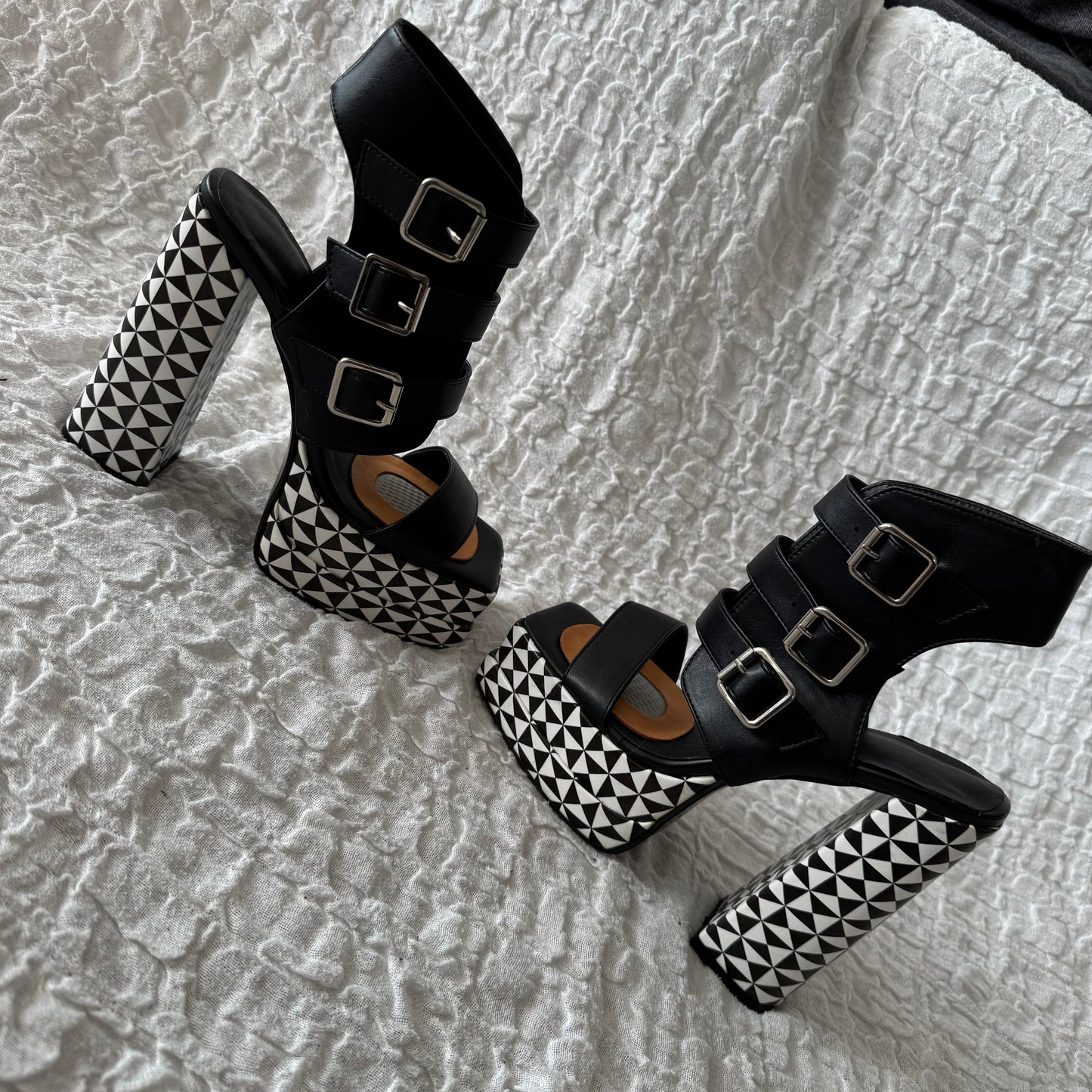 Schwarz-weiße High Heels