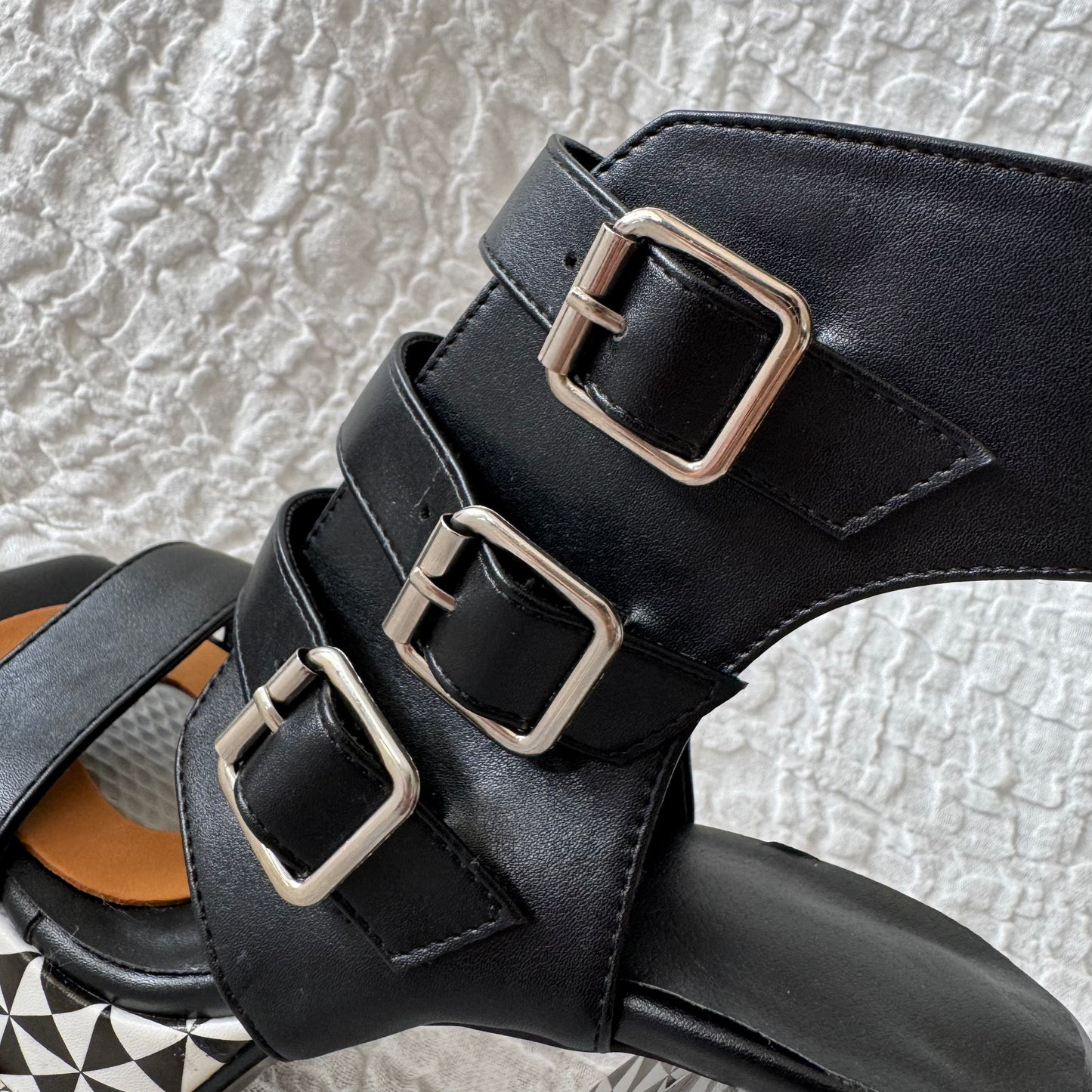 Schwarz-weiße High Heels