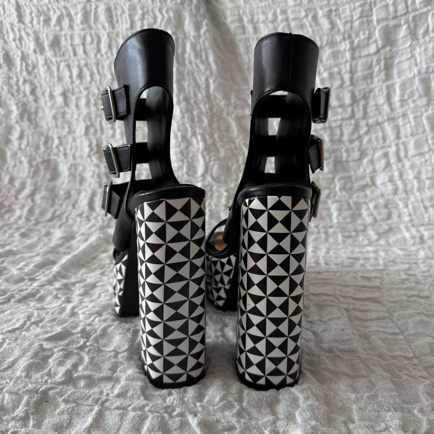 Schwarz-weiße High Heels