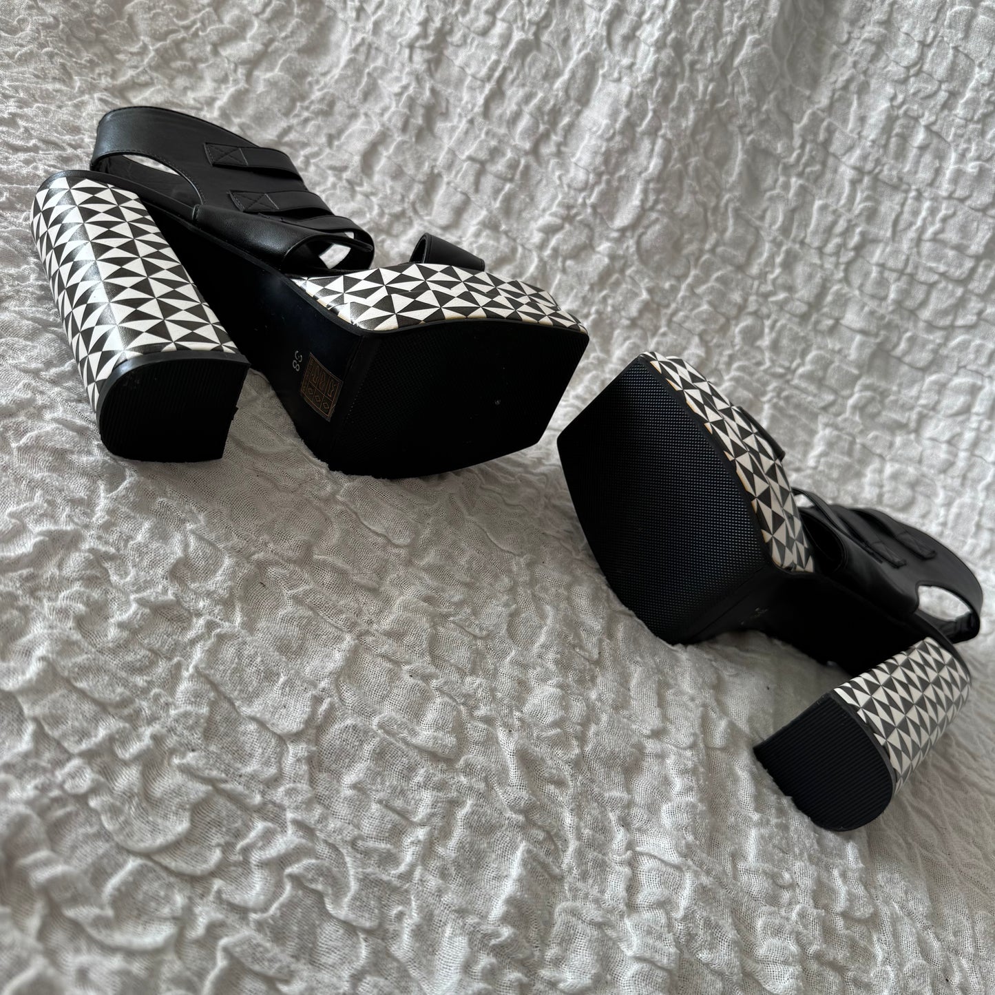 Schwarz-weiße High Heels