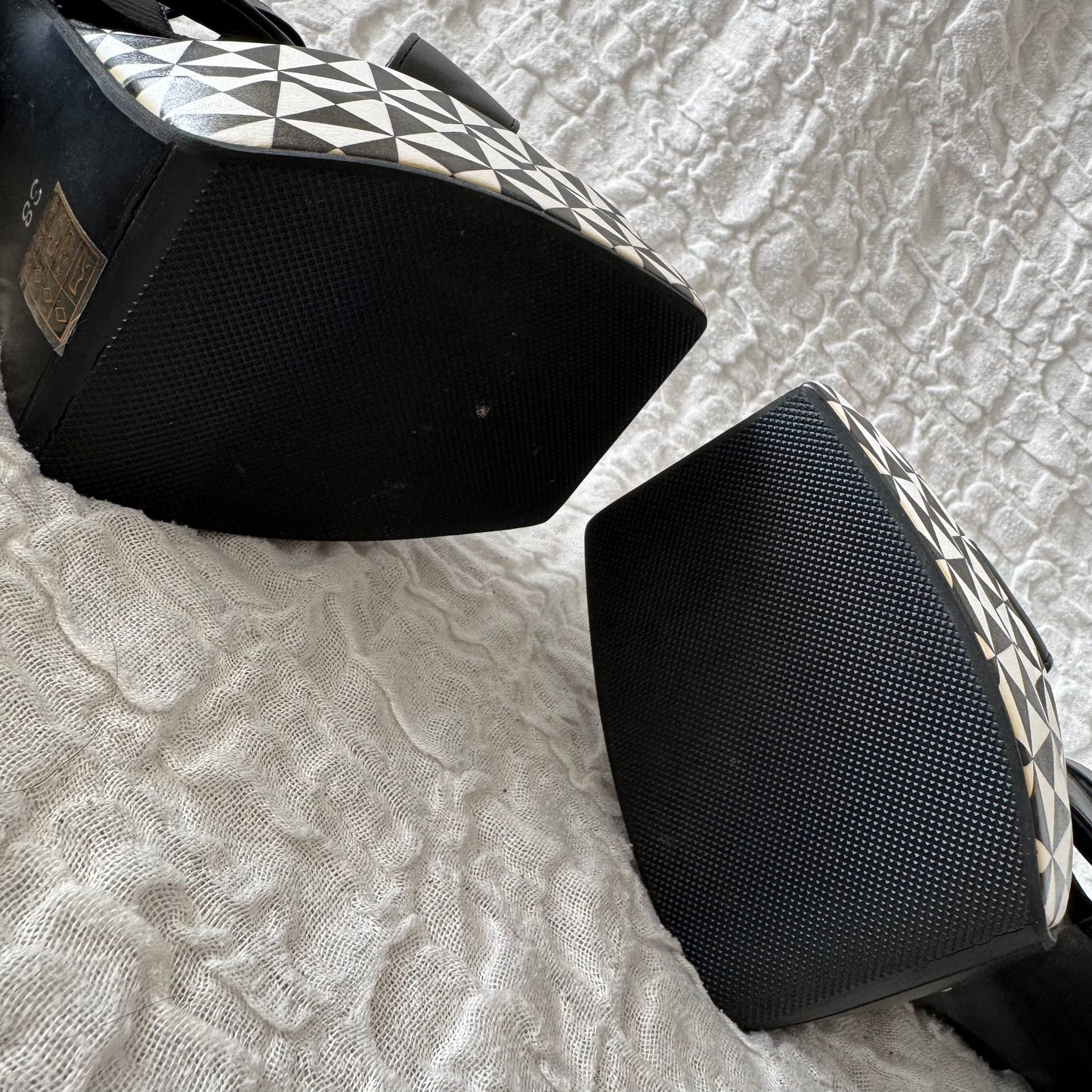Schwarz-weiße High Heels