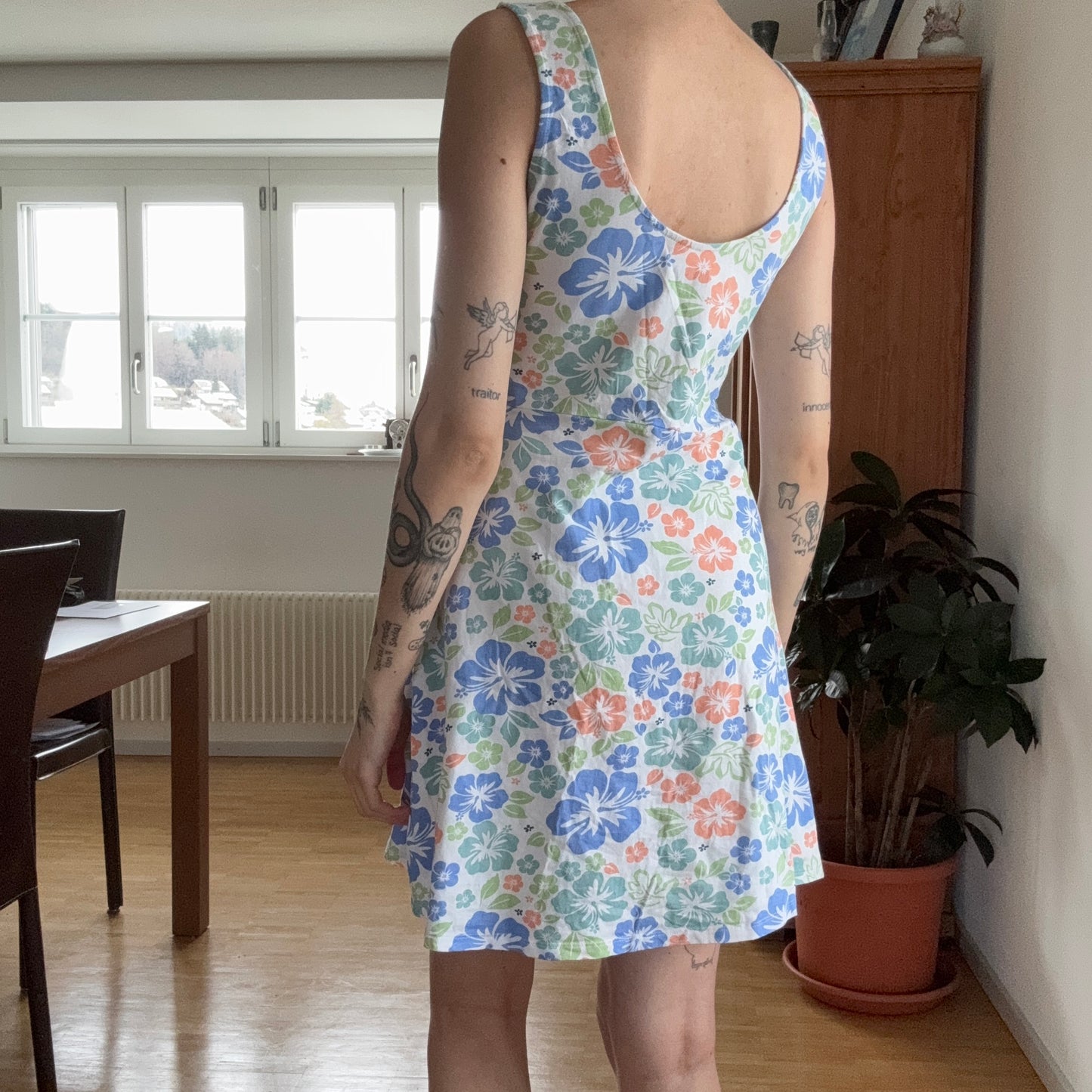Robe blanche à motifs floraux colorés | Berne