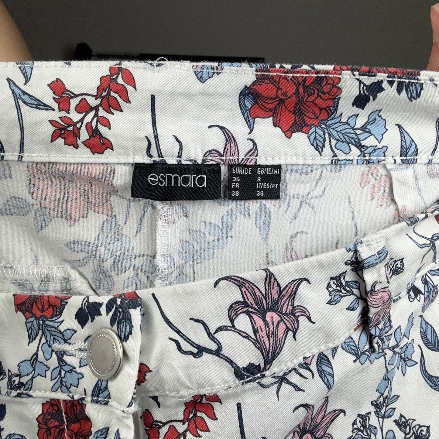 White Shorts with cute Flowerprint | Bern