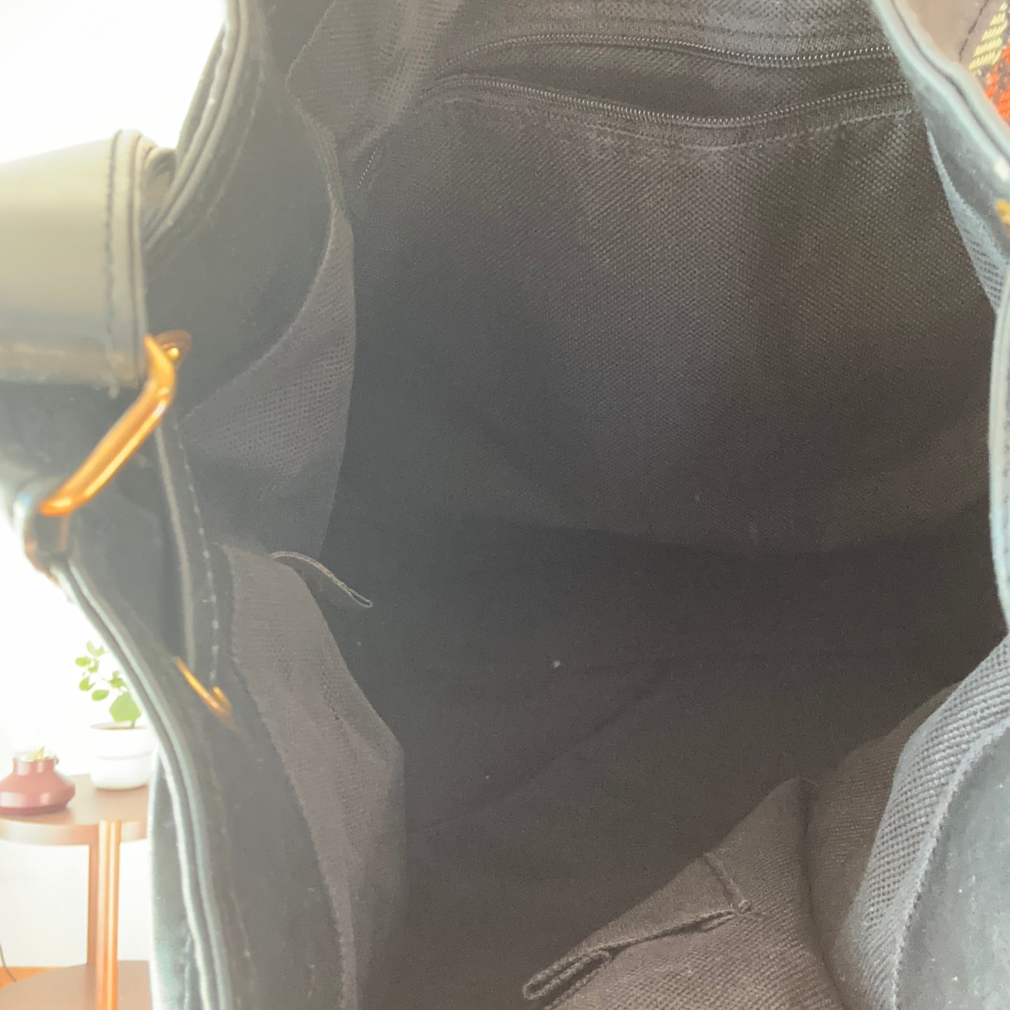 Sac noir avec motif bleu, jaune, orange et rouge