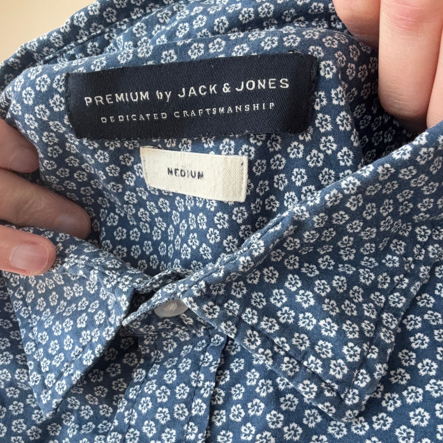 Chemisier bleu à motifs de fleurs blanches