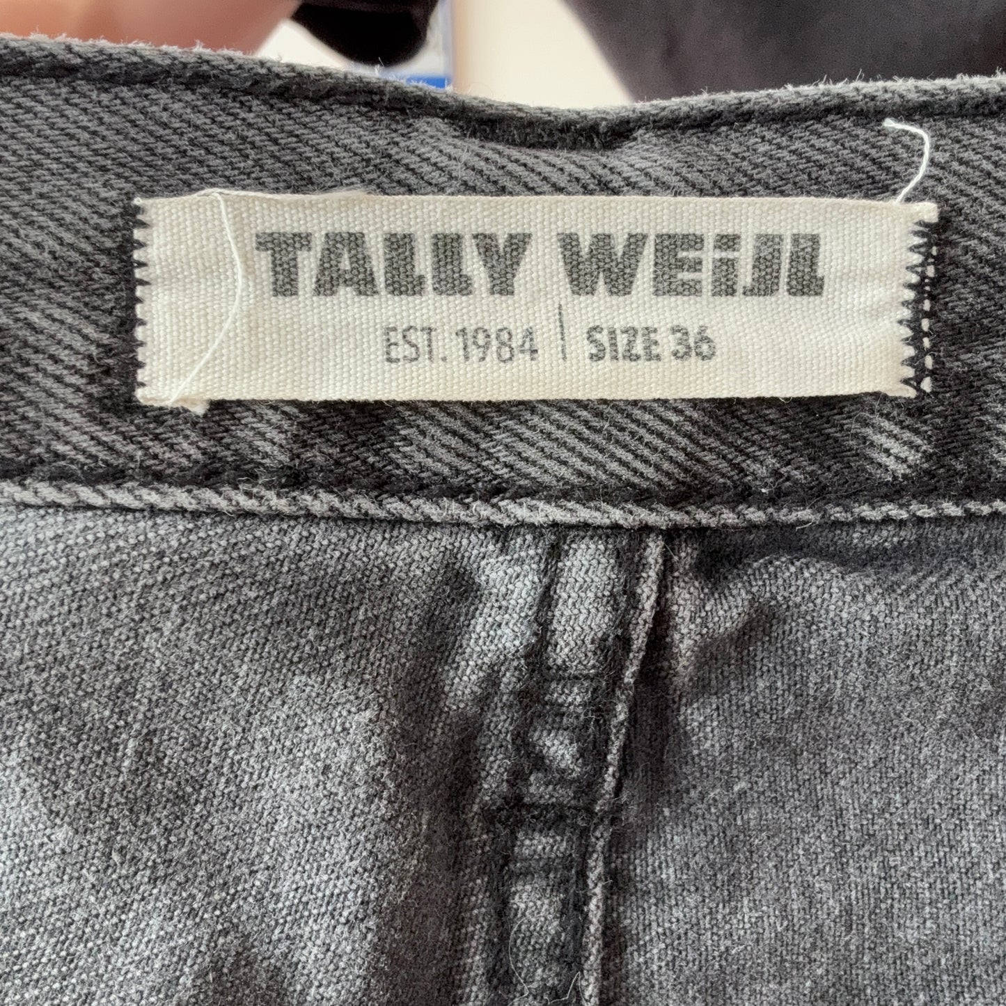 Jean noir avec détails rouges