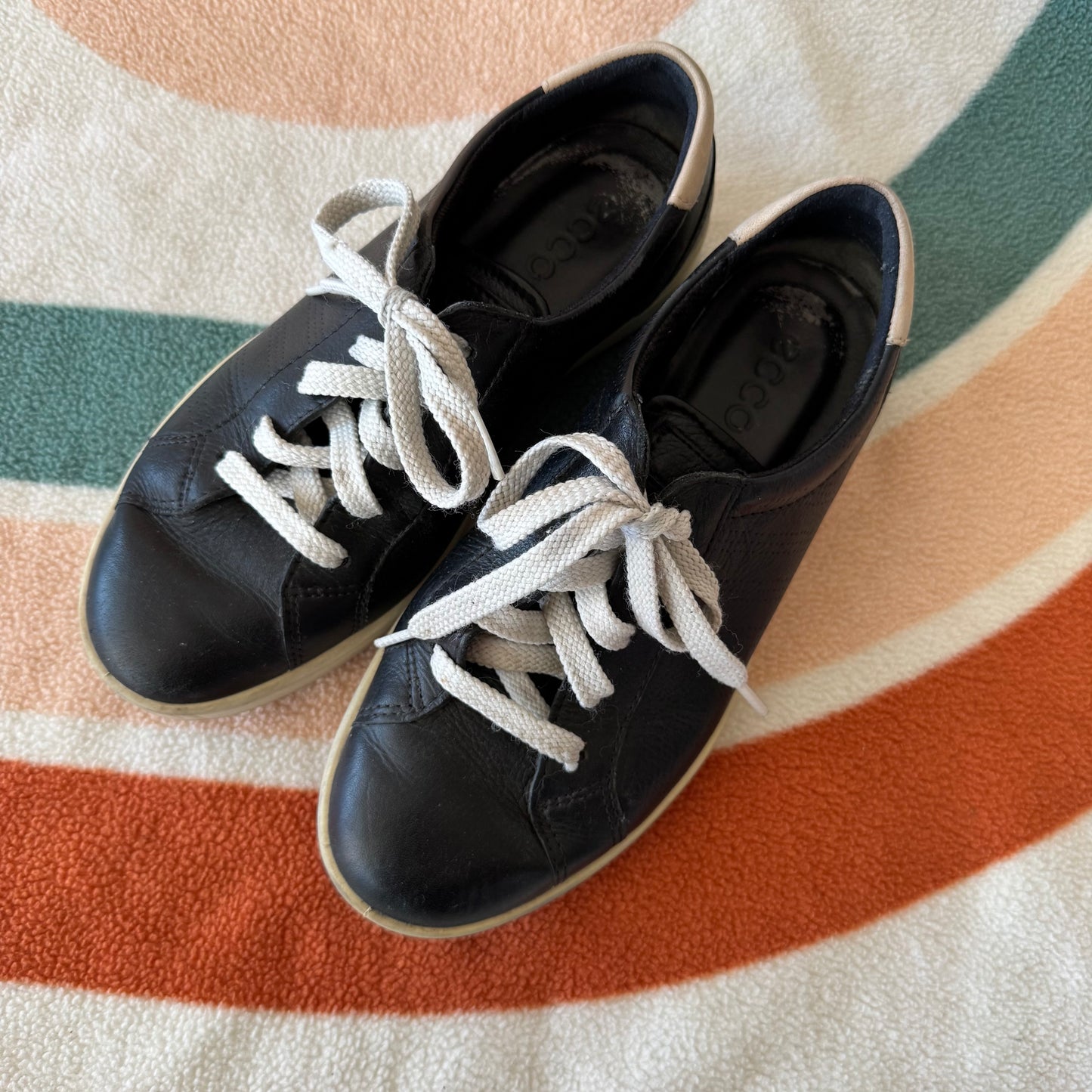 Schwarze und weiße Schuhe