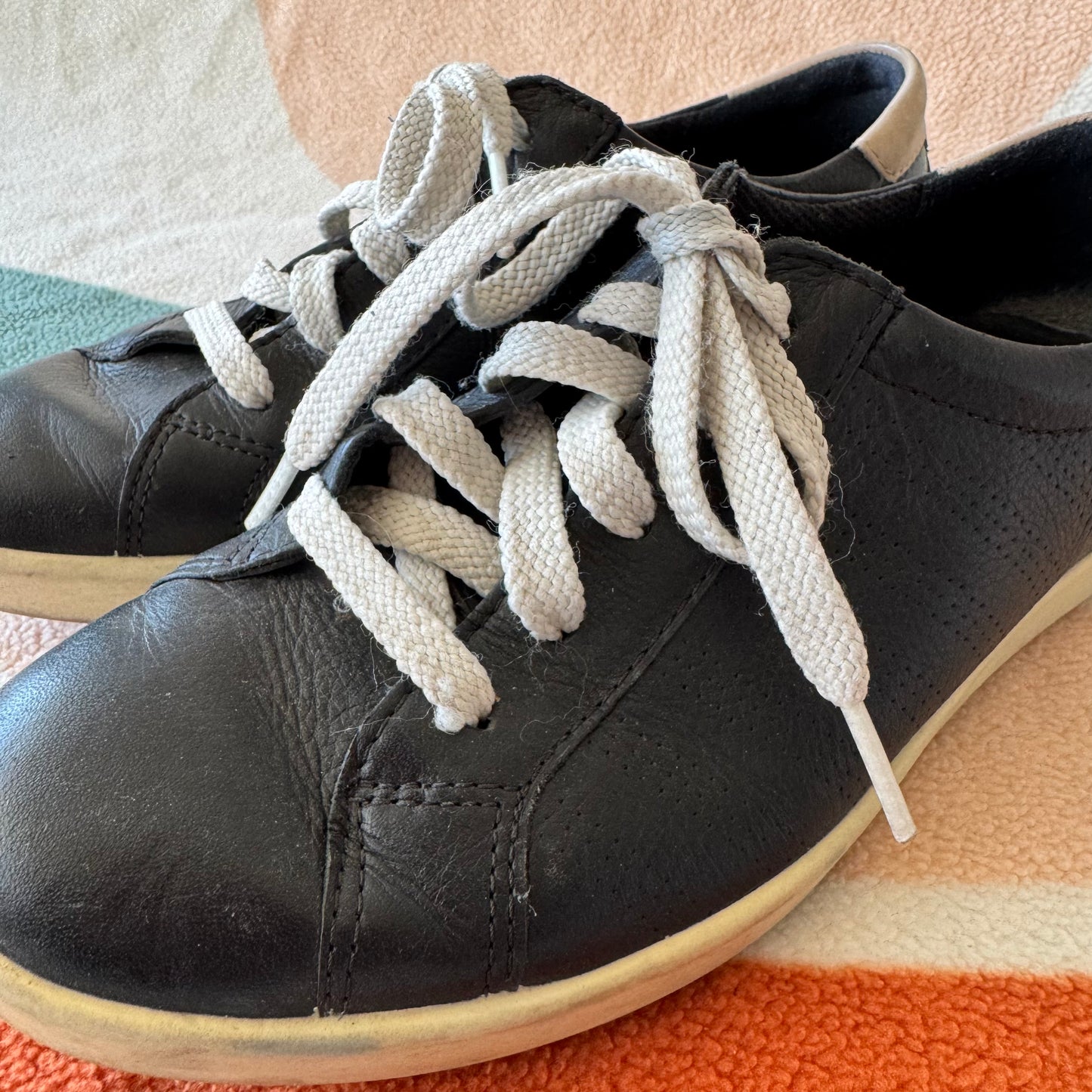 Schwarze und weiße Schuhe