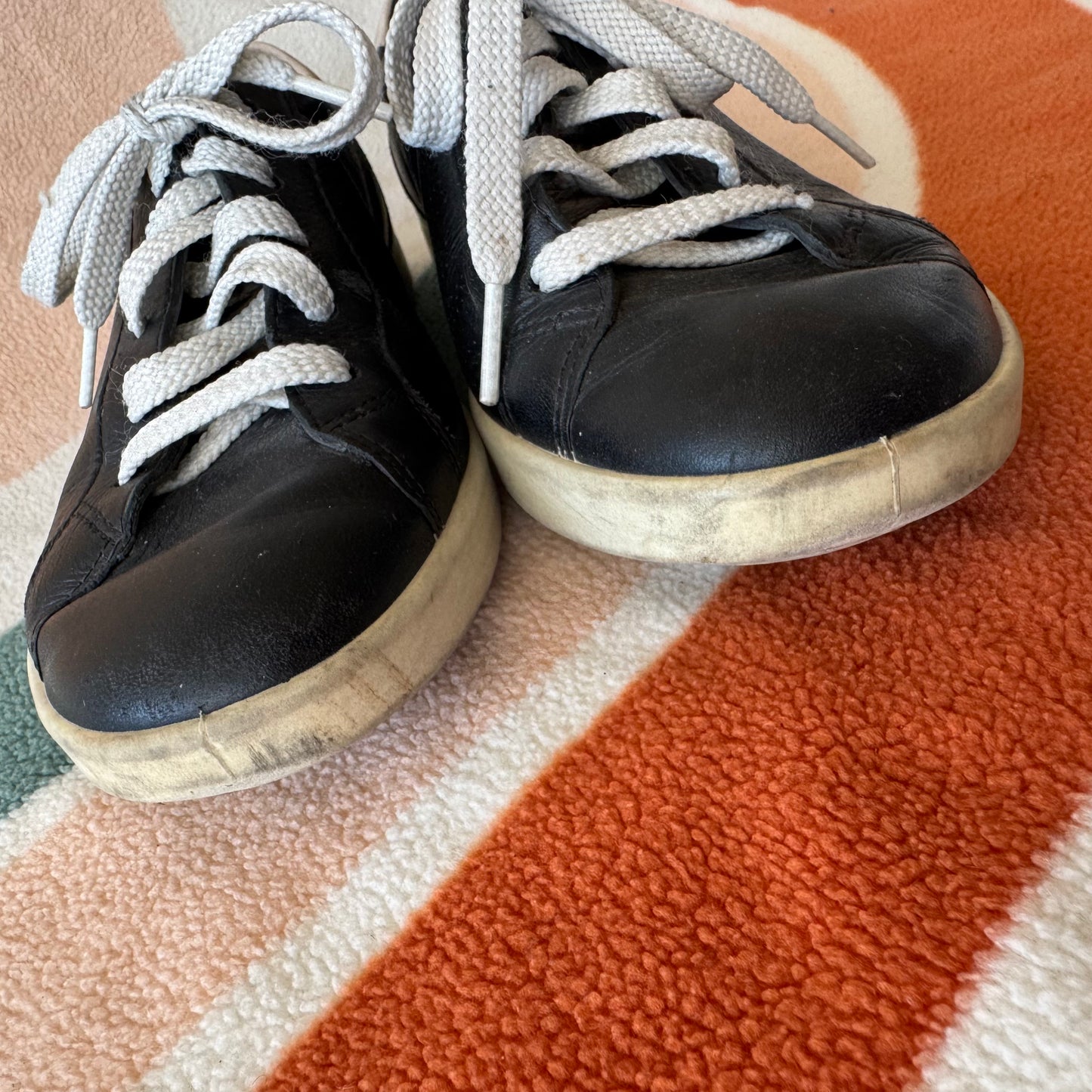 Schwarze und weiße Schuhe