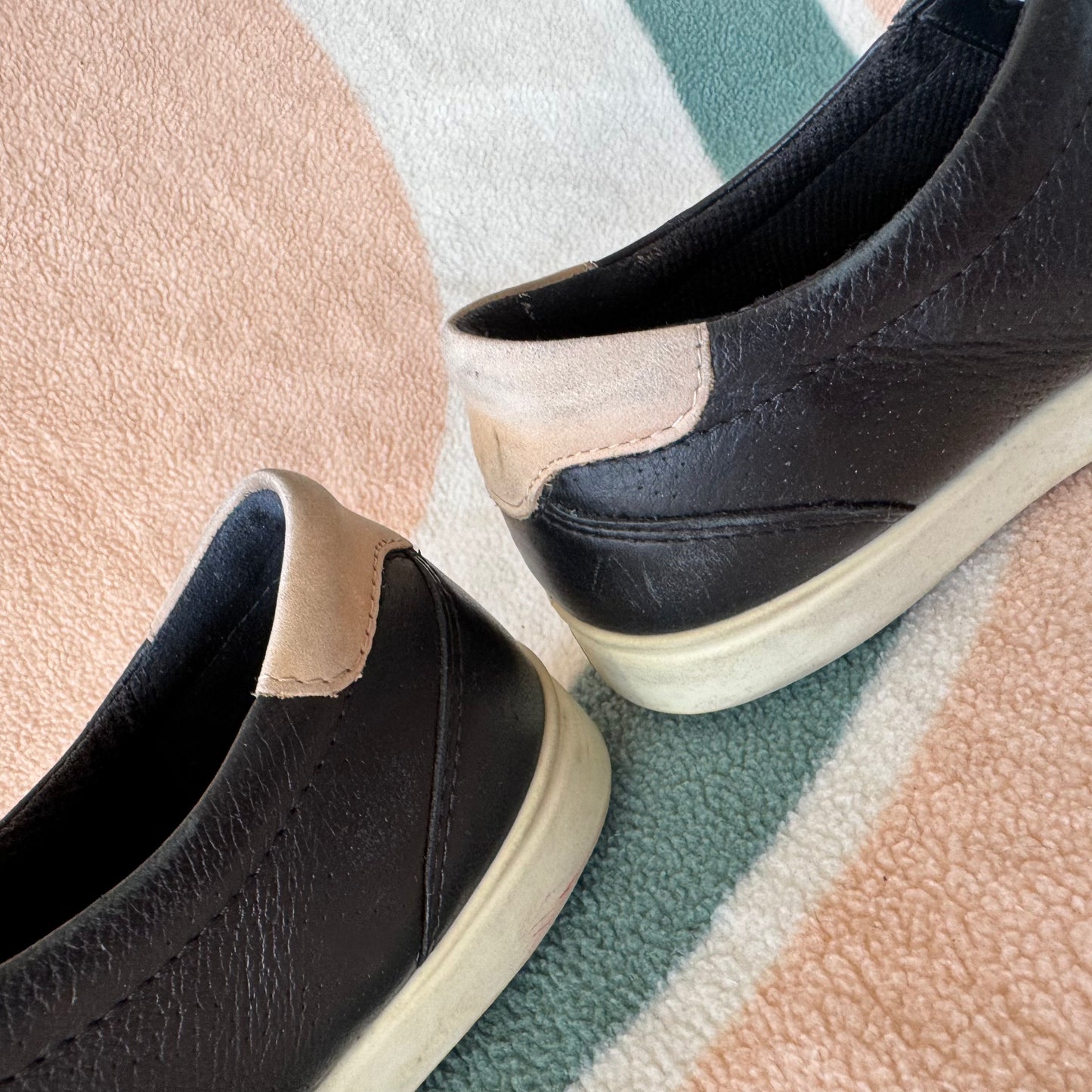 Schwarze und weiße Schuhe