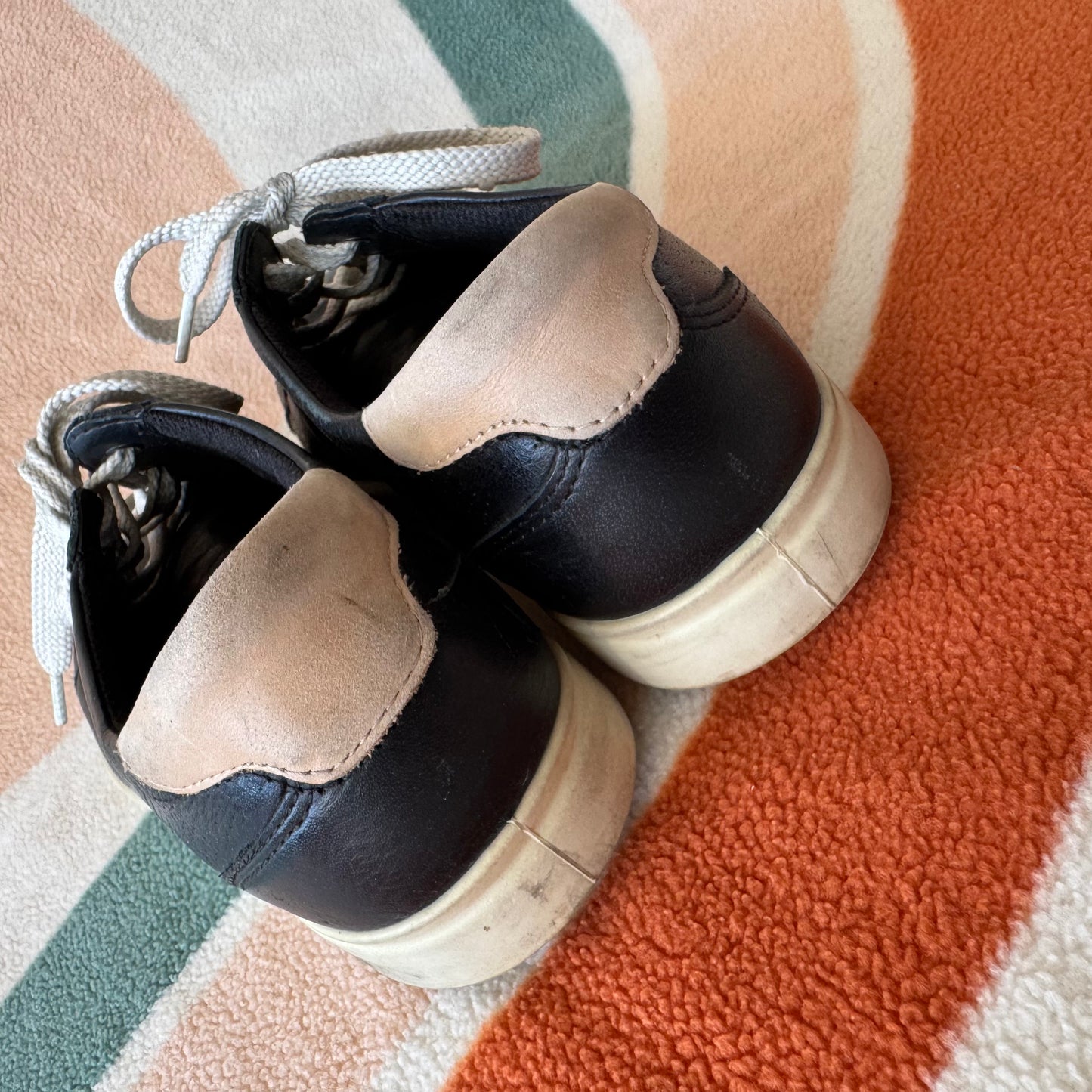 Schwarze und weiße Schuhe