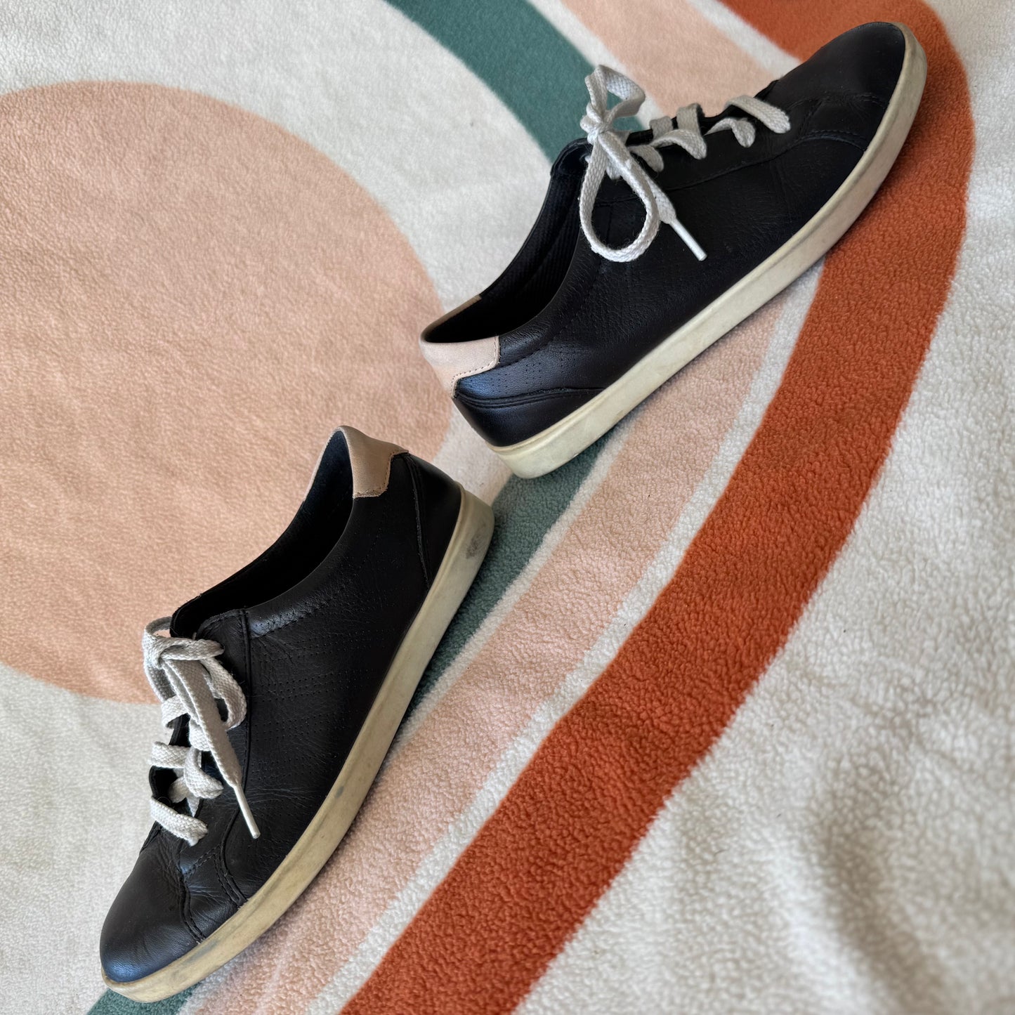 Schwarze und weiße Schuhe