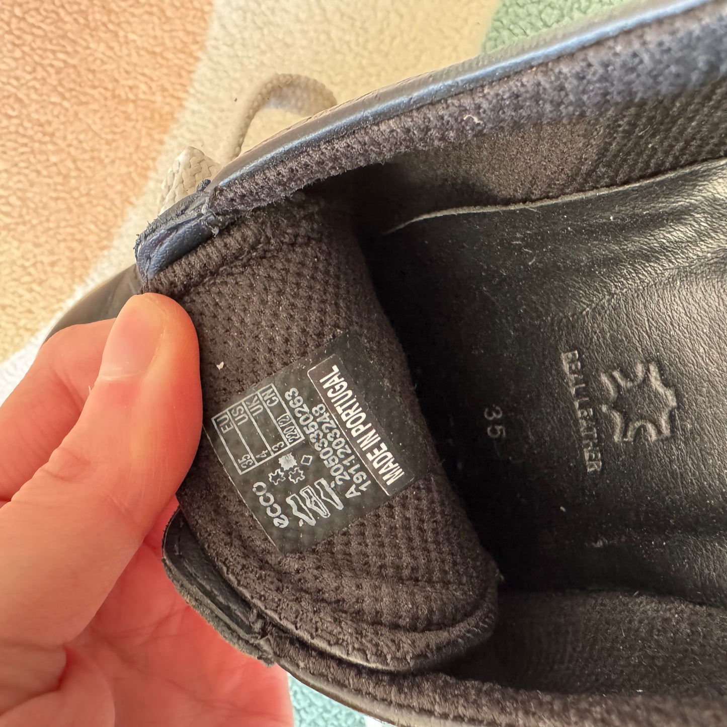 Schwarze und weiße Schuhe