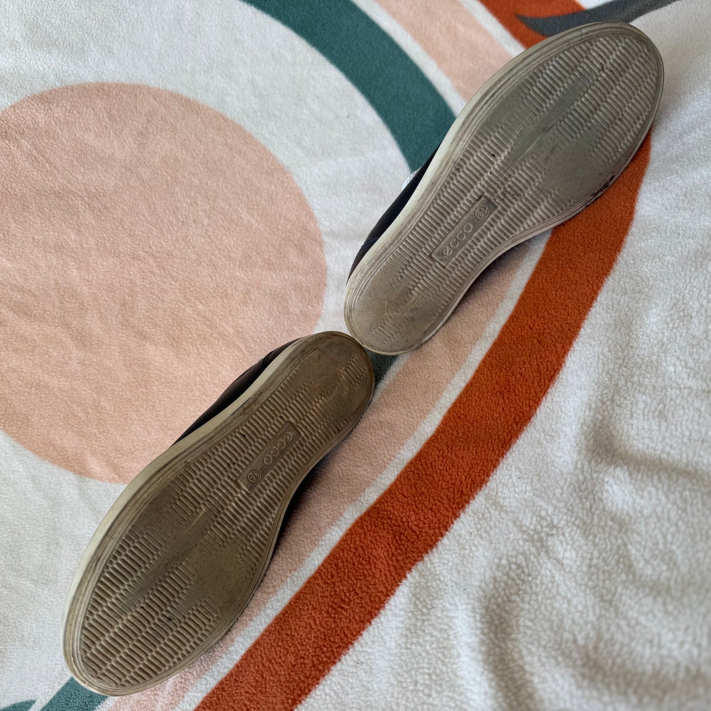 Schwarze und weiße Schuhe