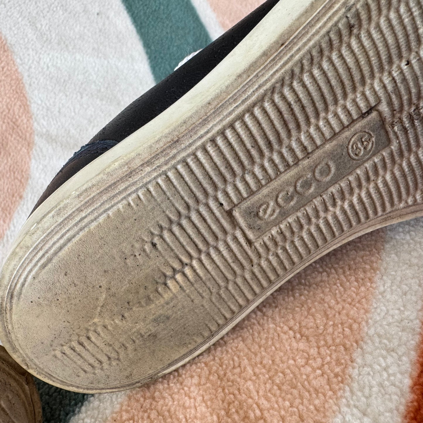 Schwarze und weiße Schuhe