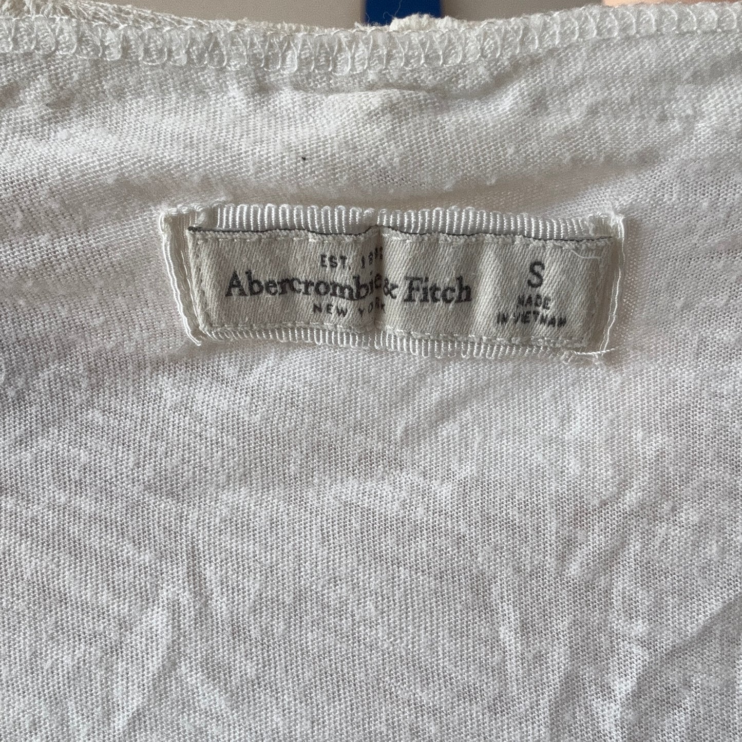 Top blanc avec de jolis détails au crochet