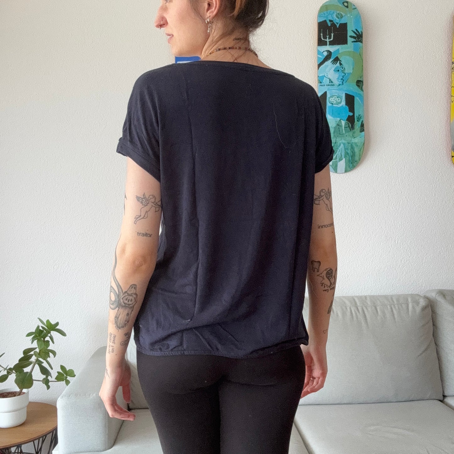 Blaues Shirt mit Print und glänzenden Steinen auf der Vorderseite