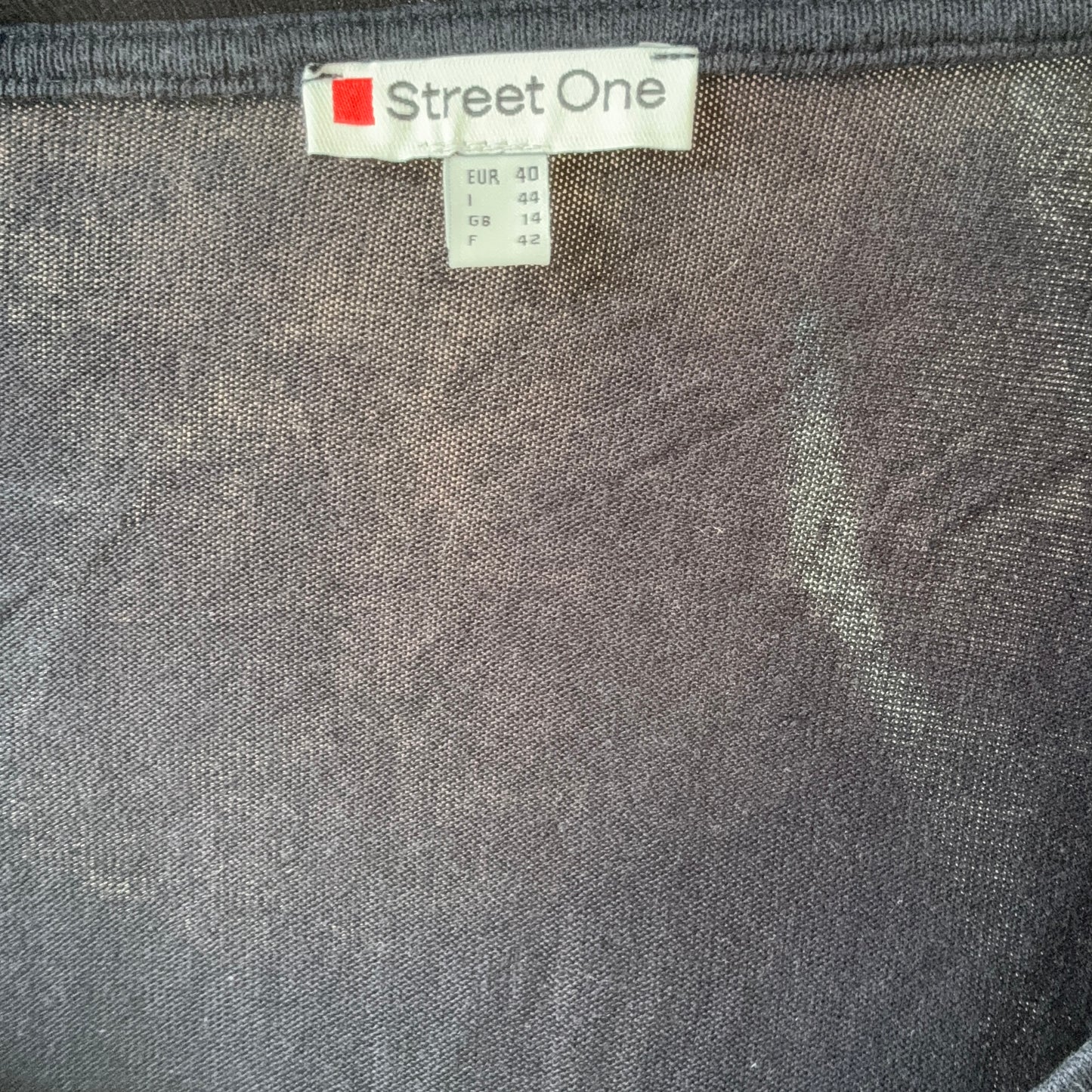 Blaues Shirt mit Print und glänzenden Steinen auf der Vorderseite