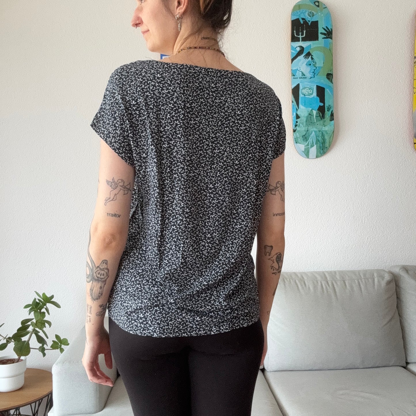 Schwarzes Shirt mit weißem Muster