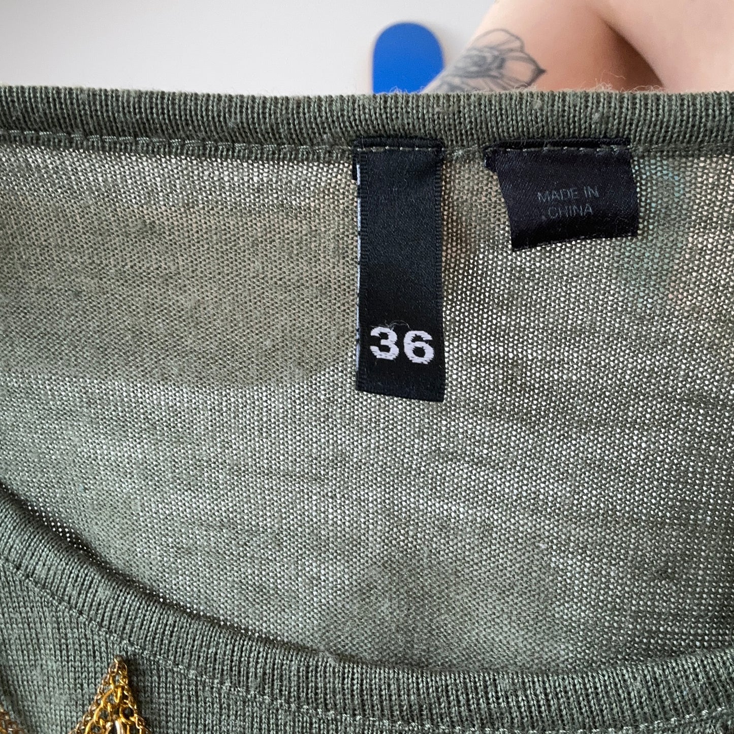 T-shirt vert à manches longues et chaînes dorées | Berne