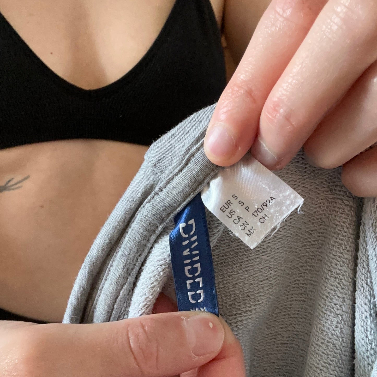 Sweat à capuche gris avec symboles | Rangement