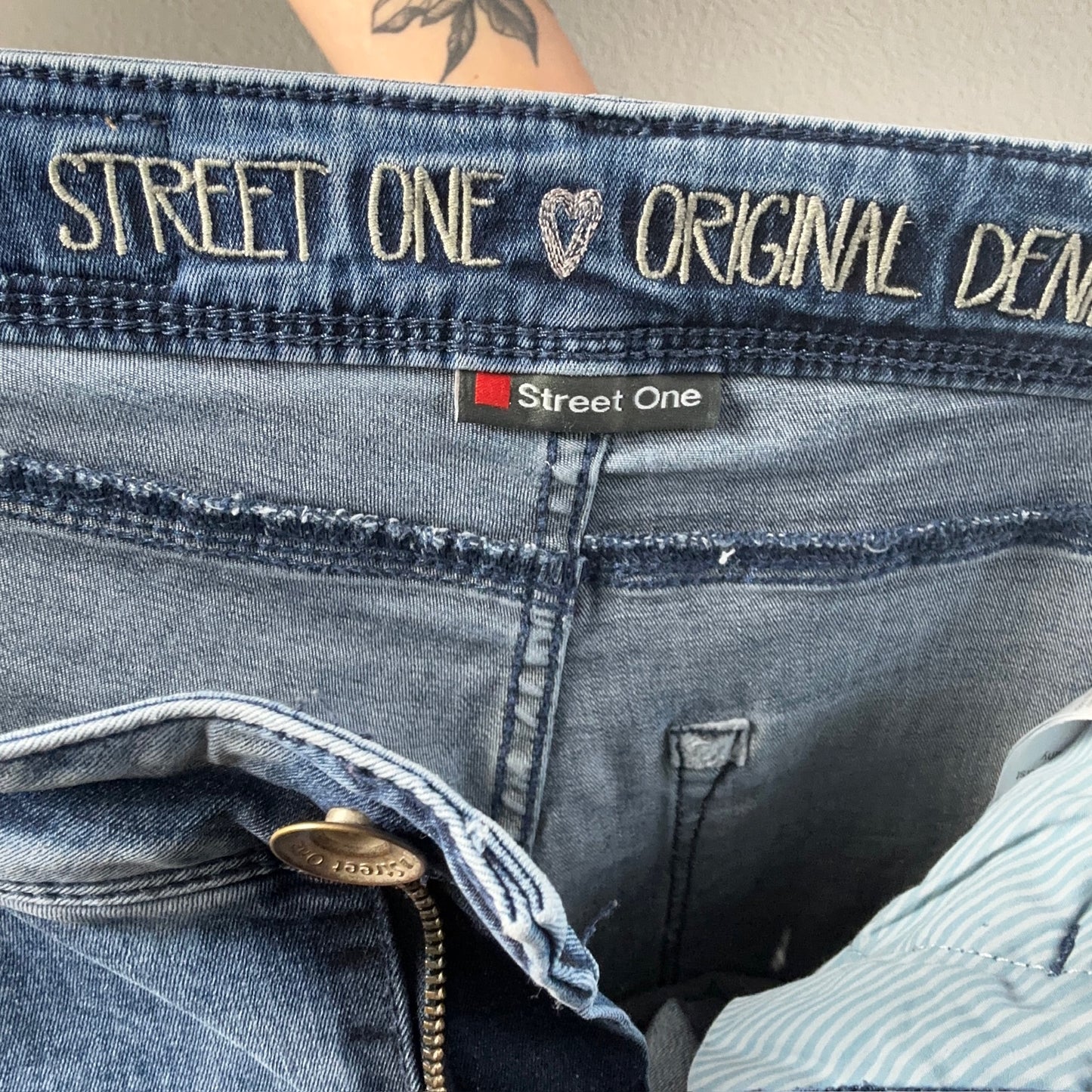 Blaue Capri-Jeans im Y2K-Stil