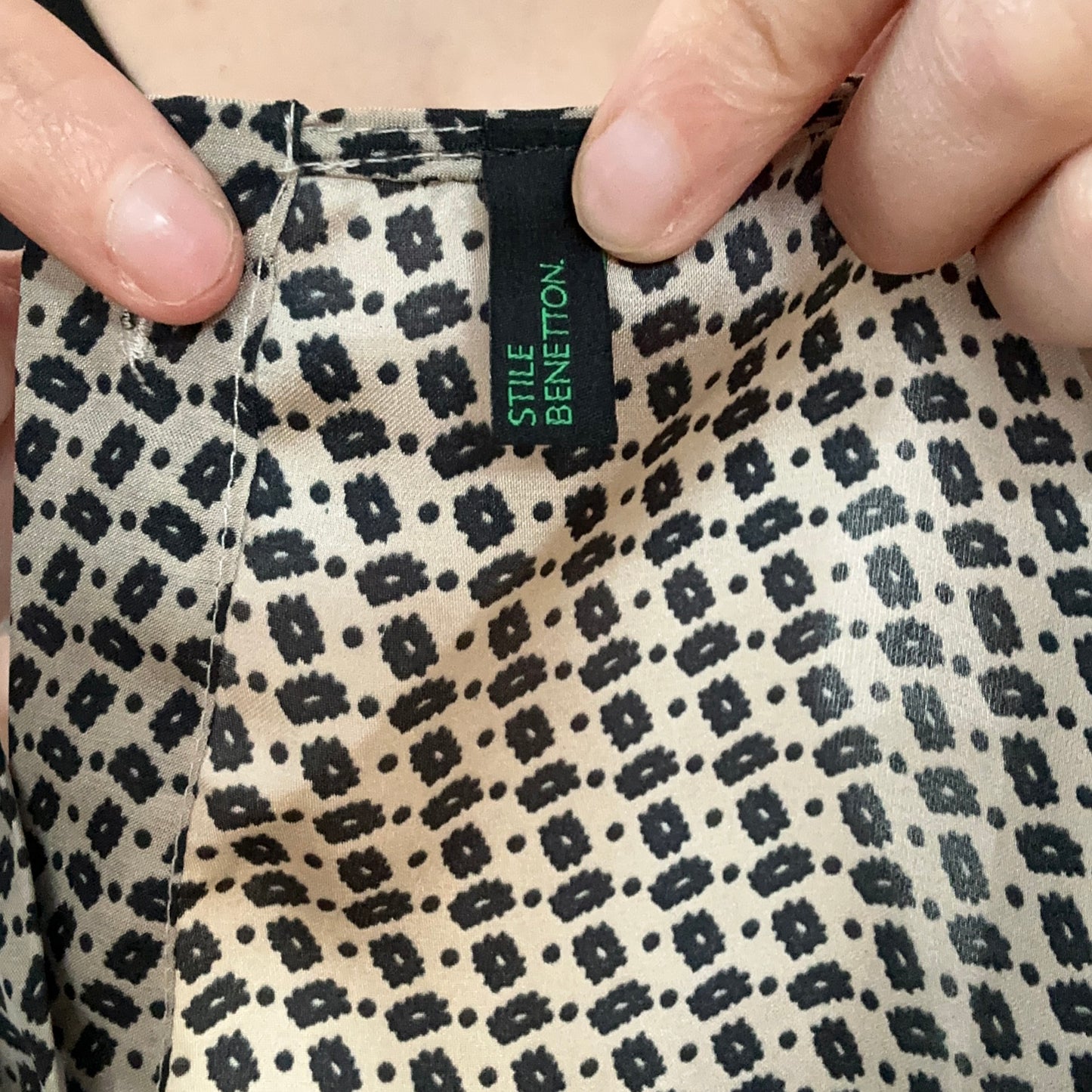 Chemisier beige à motifs noirs