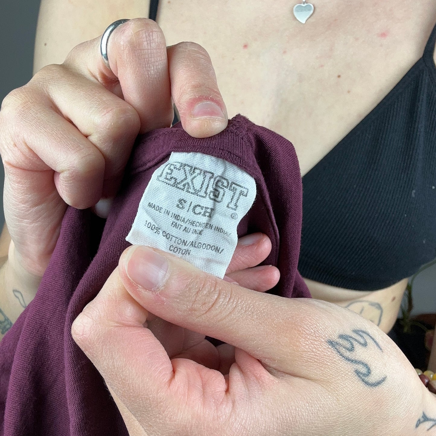 T-shirt à manches longues rouge avec capuche | Rangement