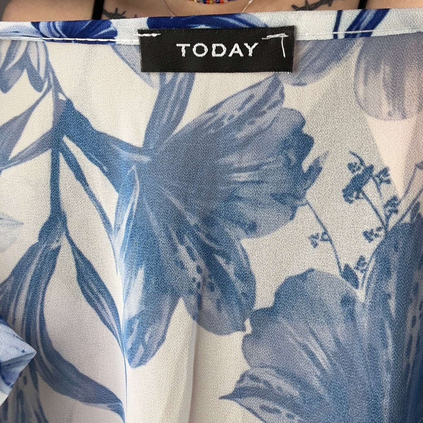 Weißes Shirt mit blauem Blumenprint | Bern