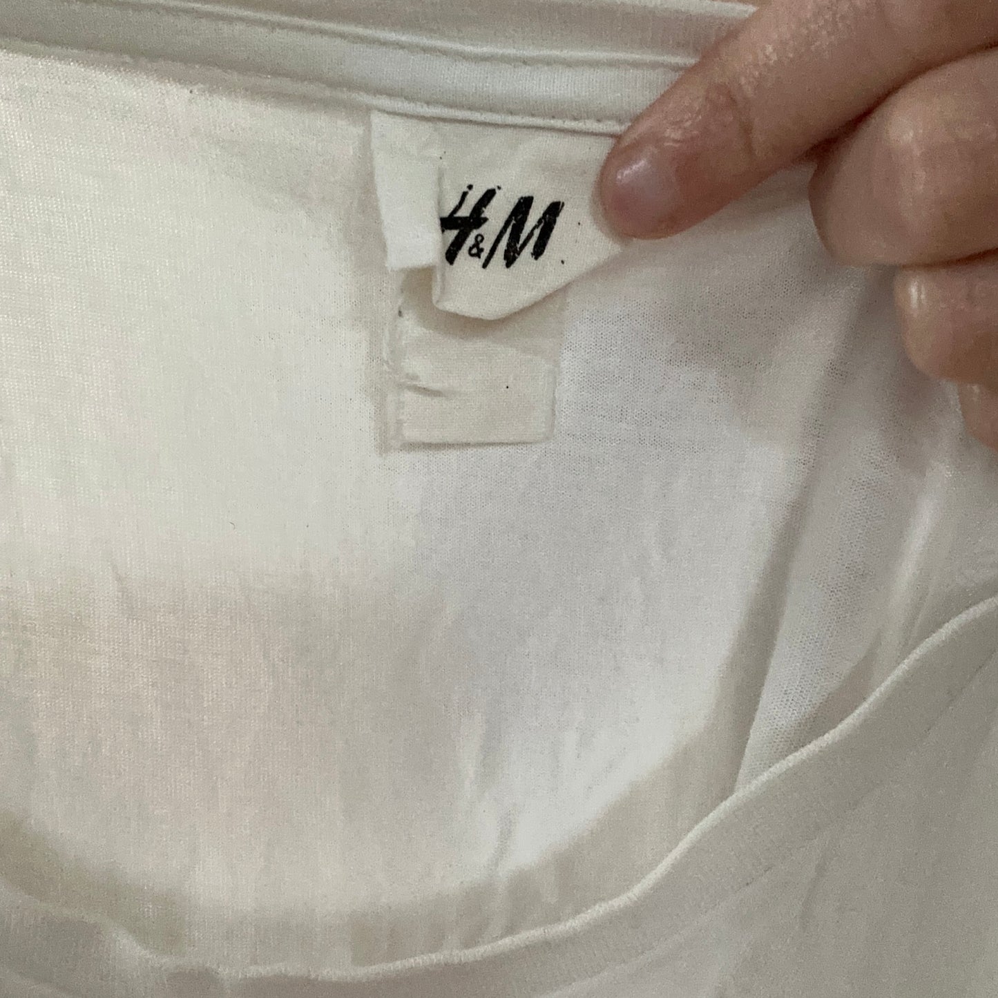 Chemise blanche avec imprimé bleu sur le devant